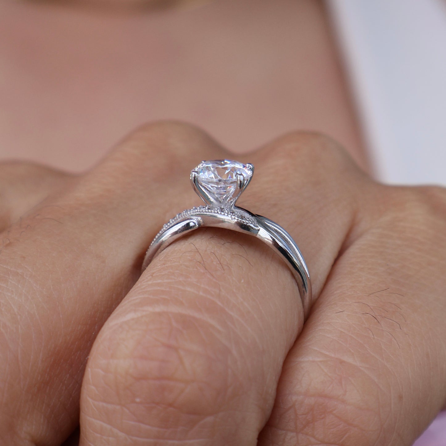 Anillo en Oro Blanco 10k con Circonias Mod. 16009