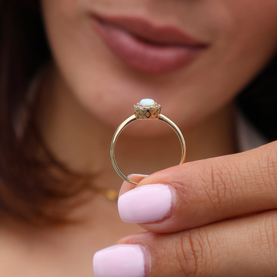 Anillo en Oro Amrillo 14k con Opalo y Circonias Mod. 15381 (Talla Unica)