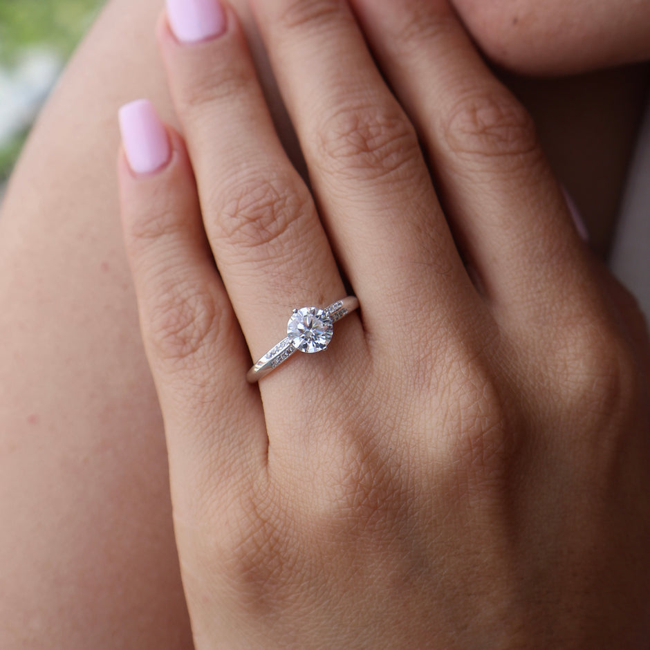 Anillo en Oro Blanco 10k con Circonias Mod. 16011