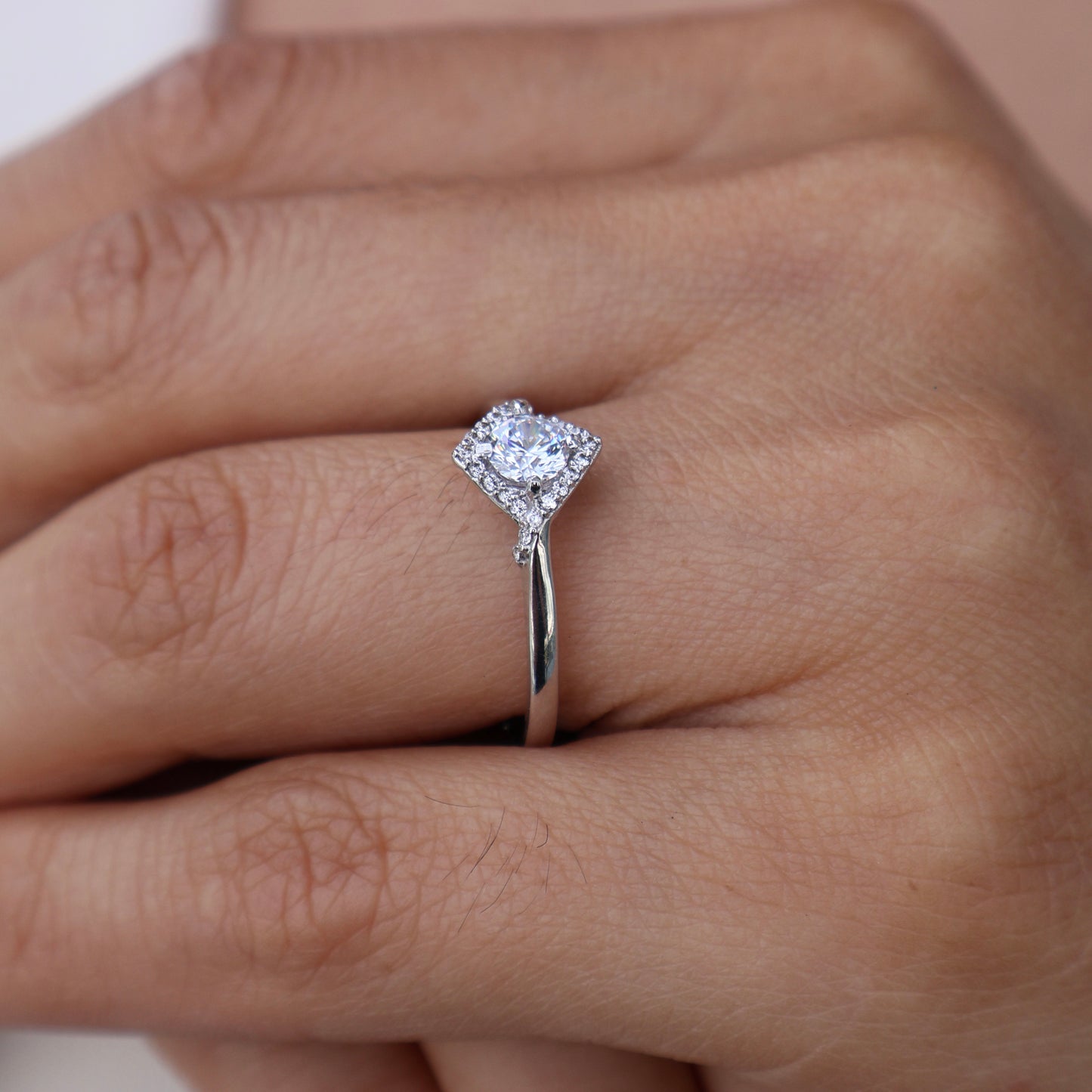 Anillo en Oro Blanco 14k con Circonias Mod.16016