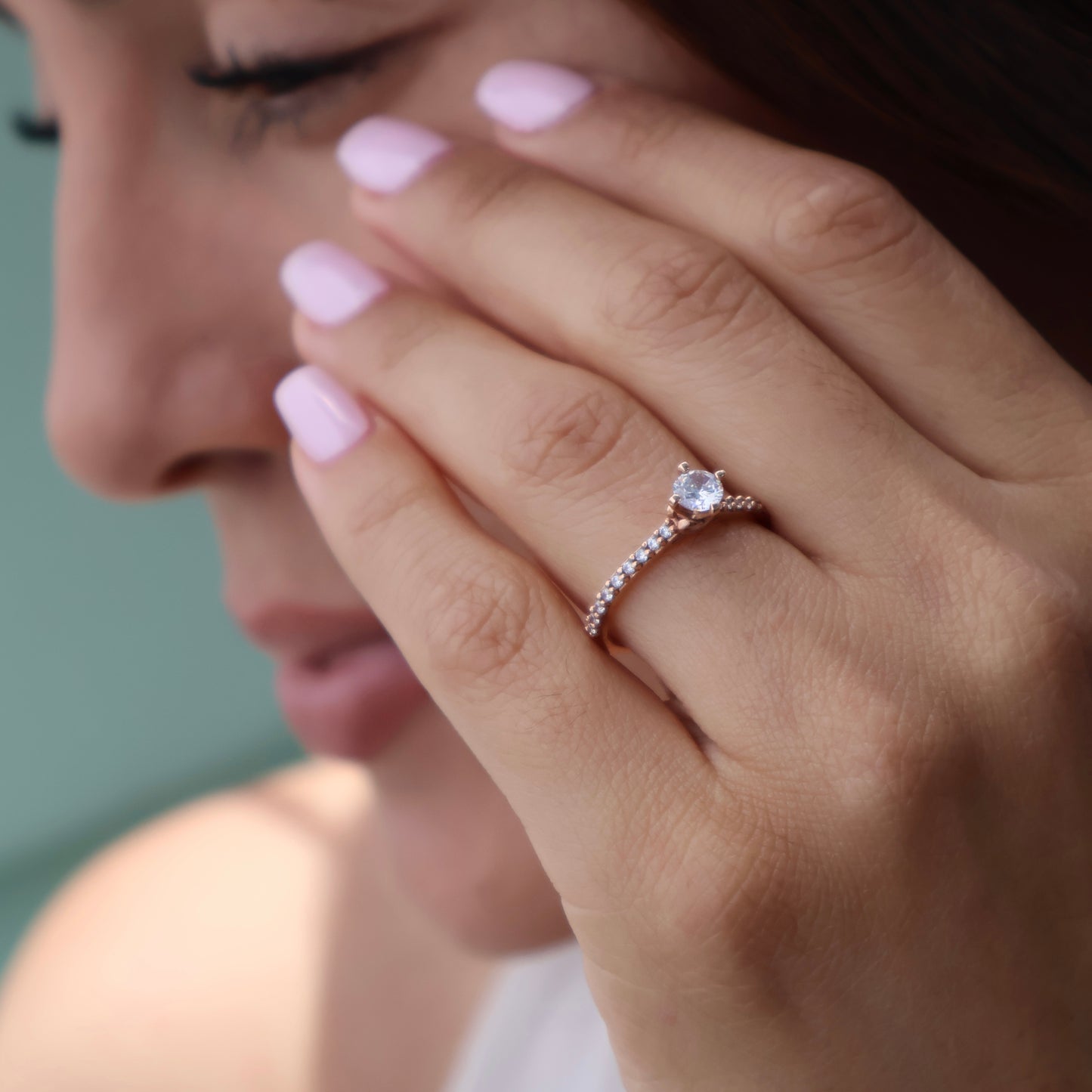 Anillo Arnel en oro rosa 10k con circonias