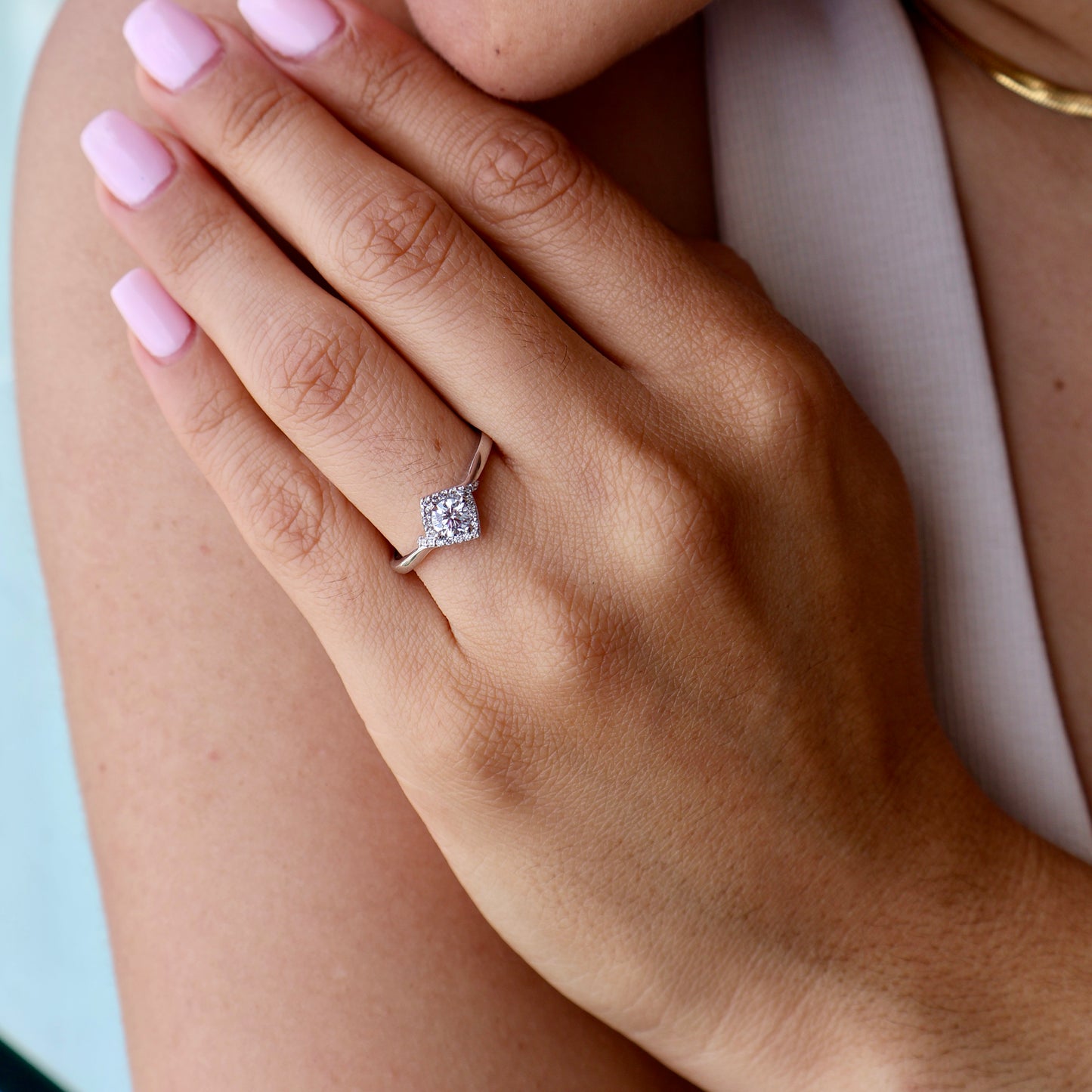Anillo en Oro Blanco 14k con Circonias Mod.16016