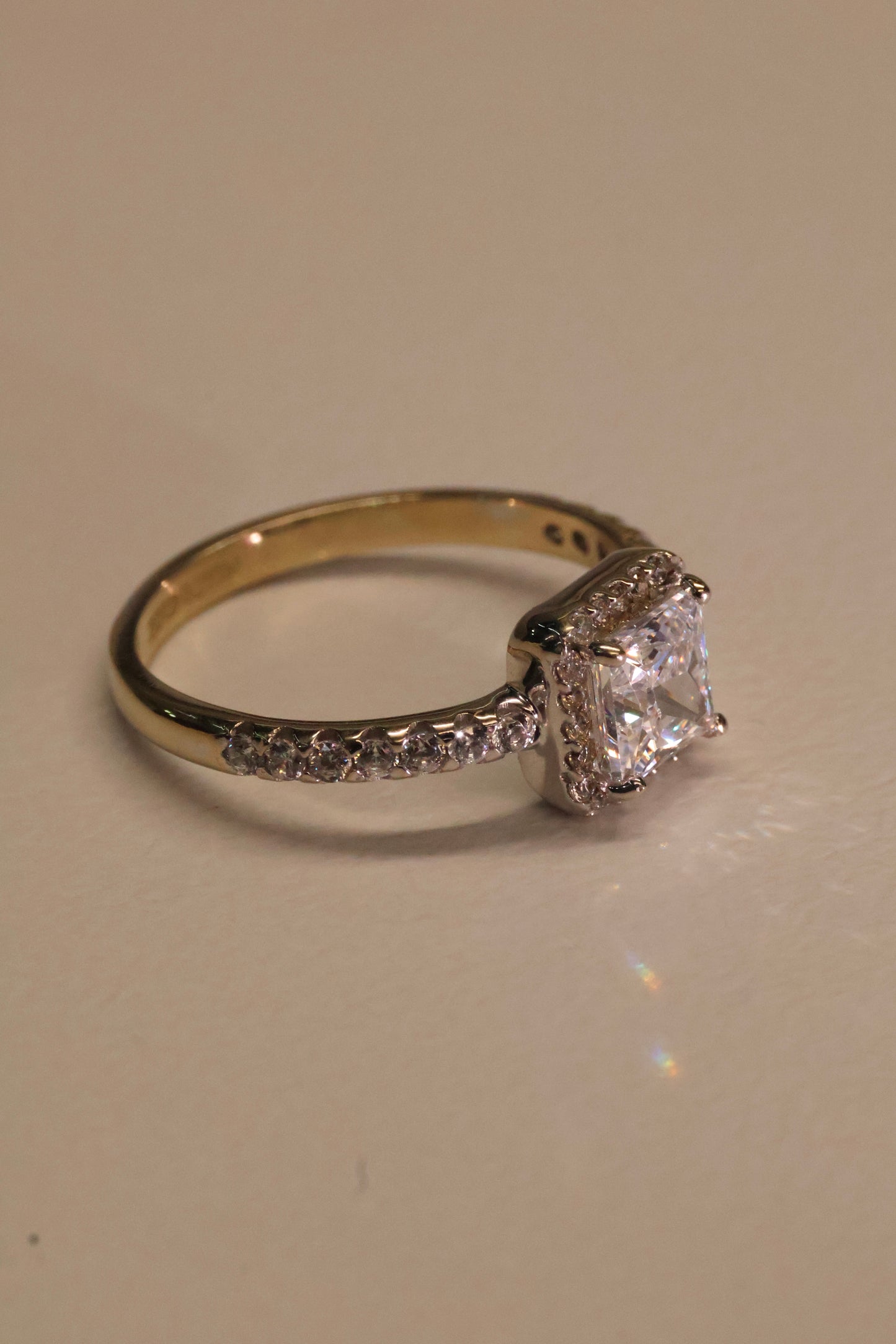 Anillo en Oro Blanco 14k con Circonia Mod. 16049