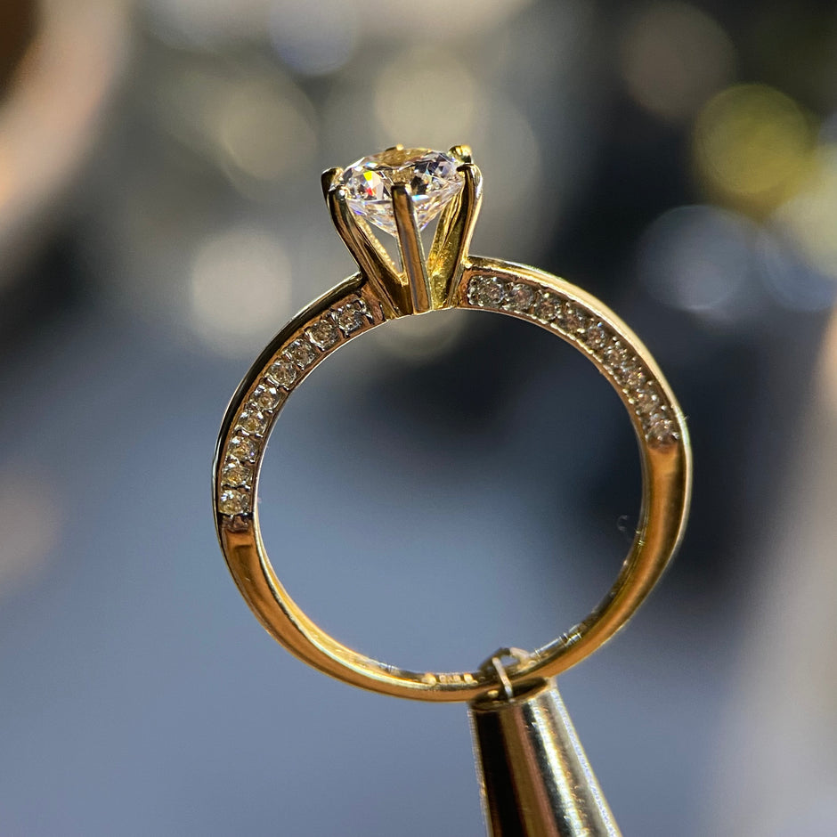 Anillo de compromiso en oro