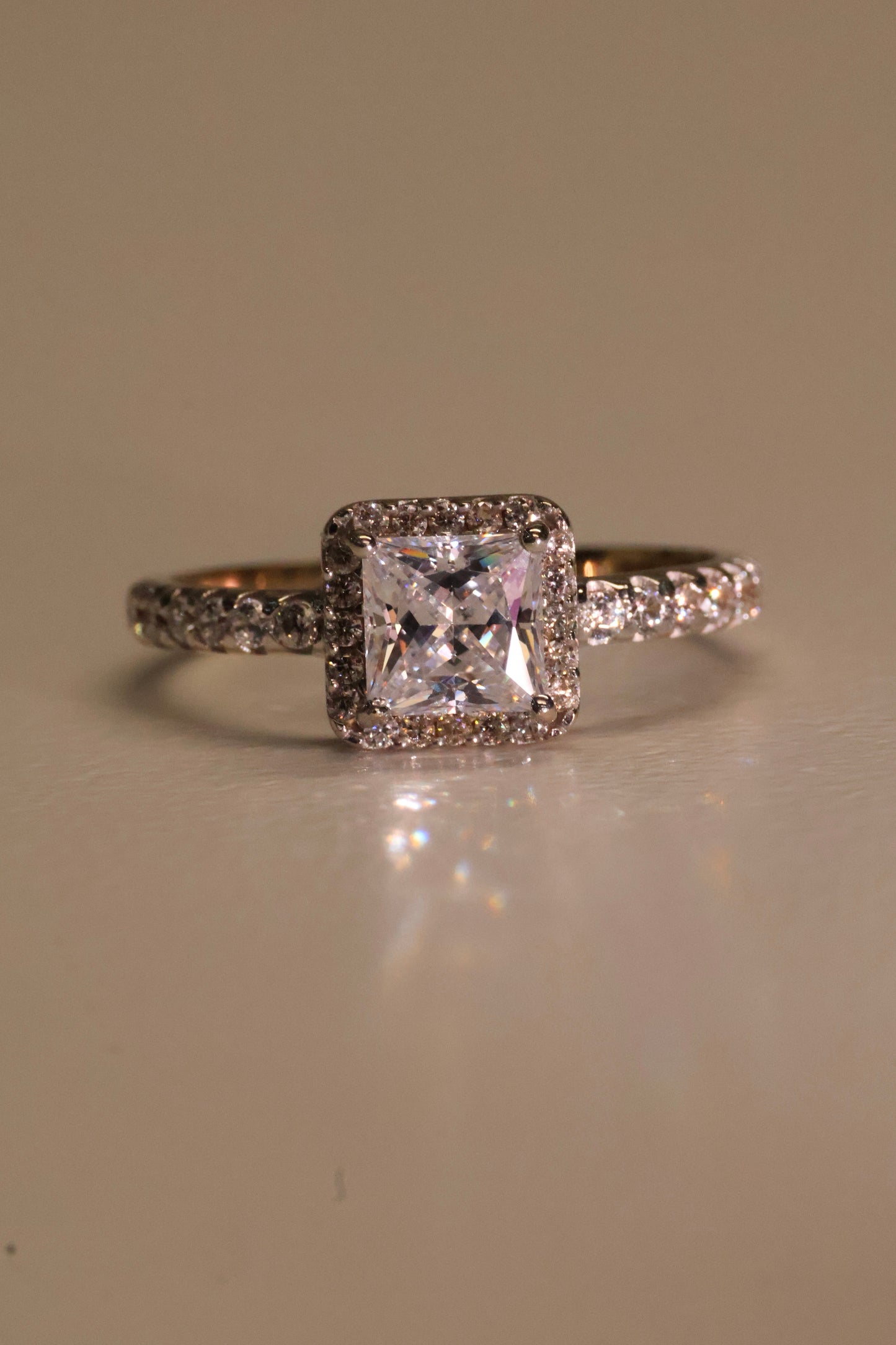 Anillo en Oro Blanco 14k con Circonia Mod. 16049