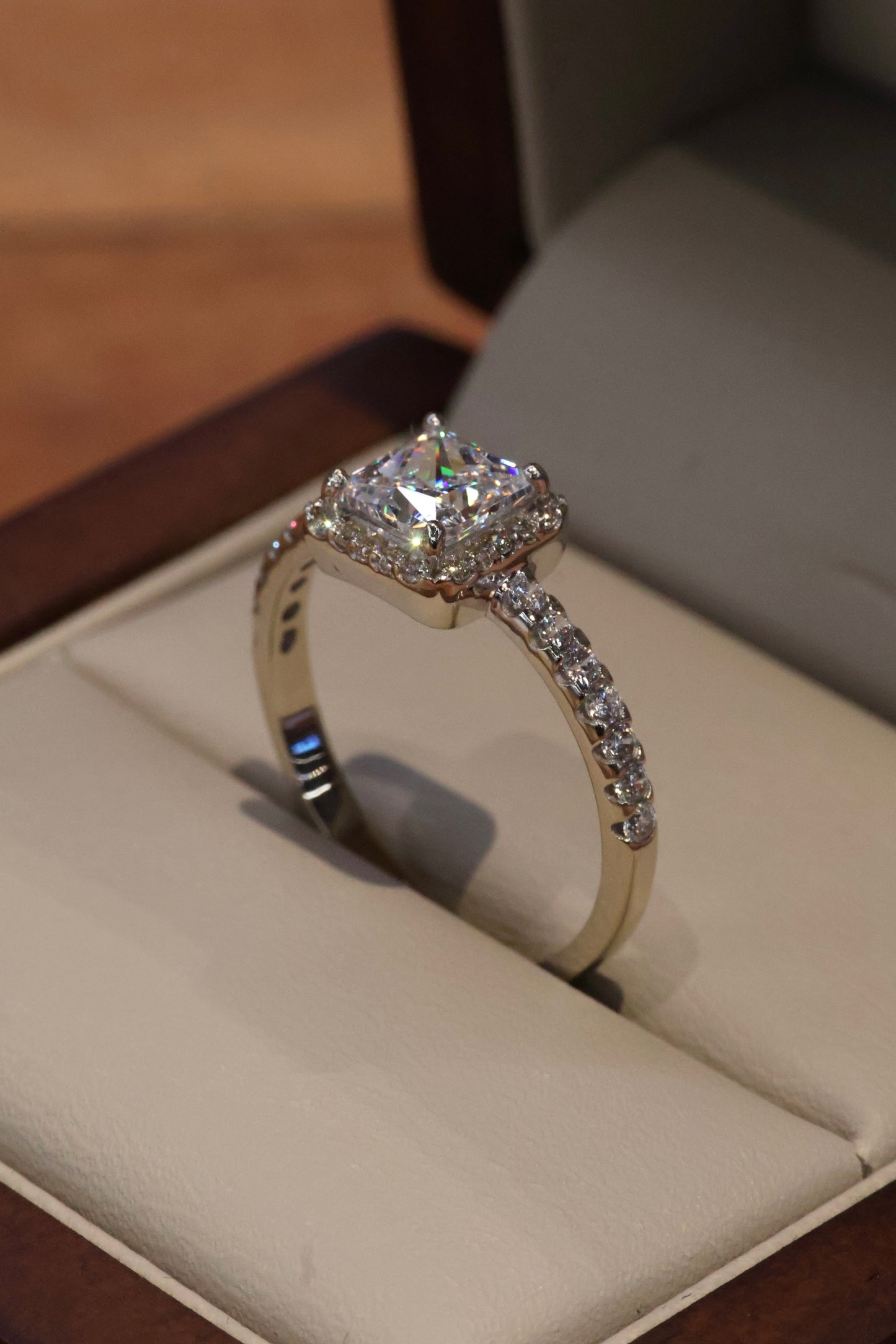Anillo en Oro Blanco 14k con Circonia Mod. 16049