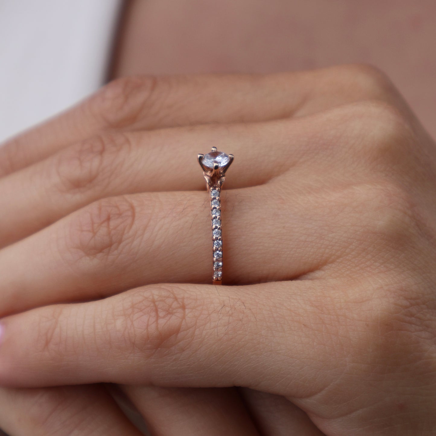 Anillo Arnel en oro rosa 10k con circonias
