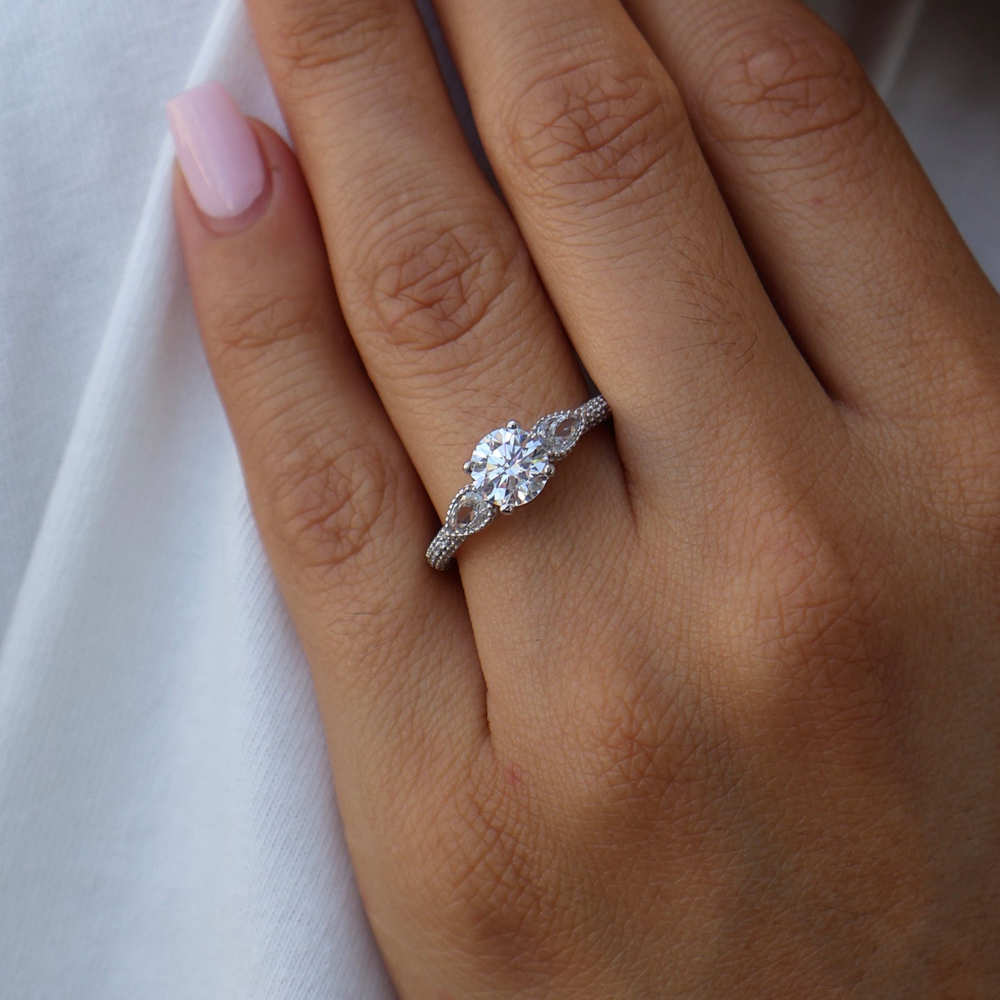 Anillo en Oro Blanco 14k con Circonias Mod.16015