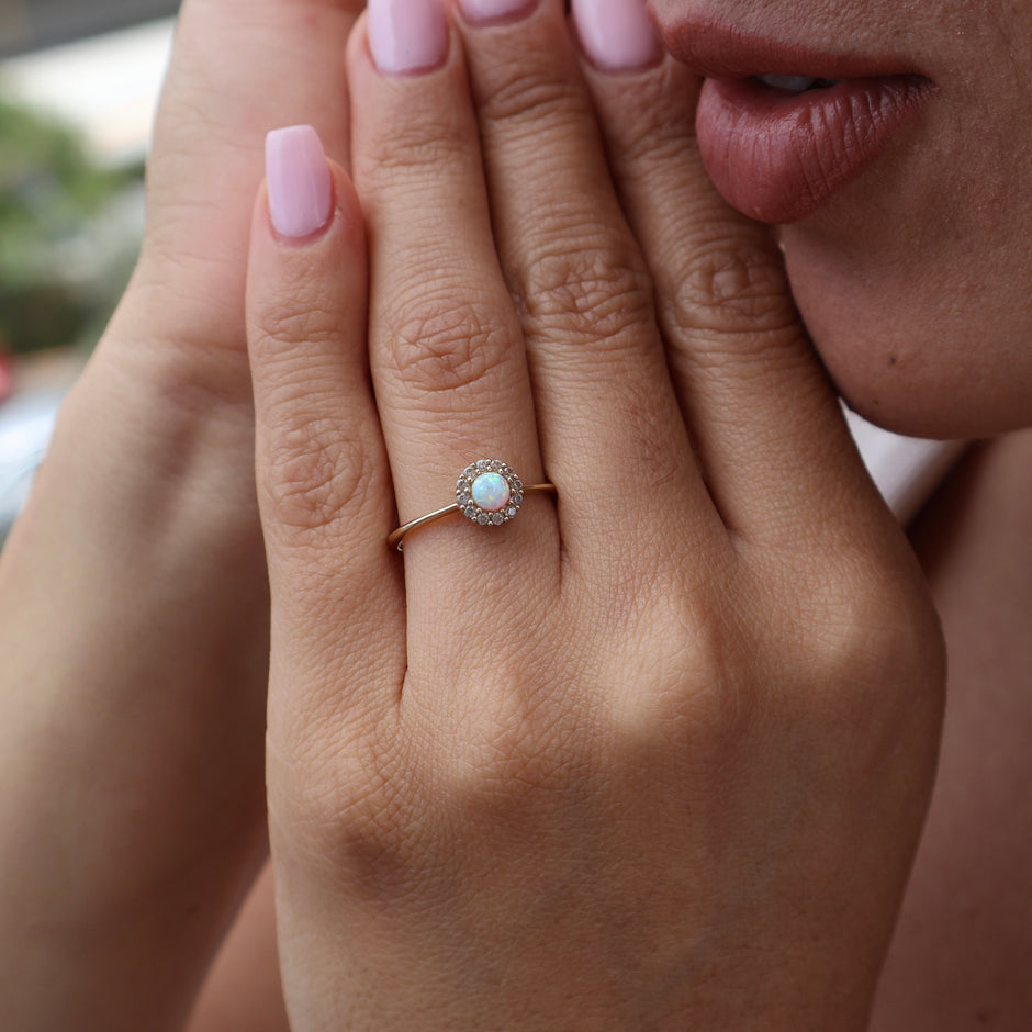 Anillo en Oro Amrillo 14k con Opalo y Circonias Mod. 15381 (Talla Unica)