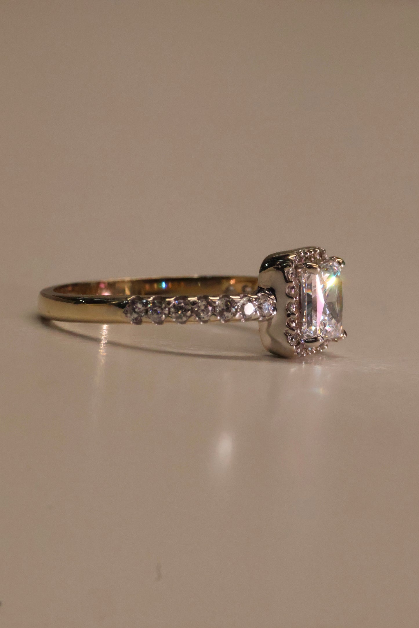 Anillo en Oro Blanco 14k con Circonia Mod. 16049