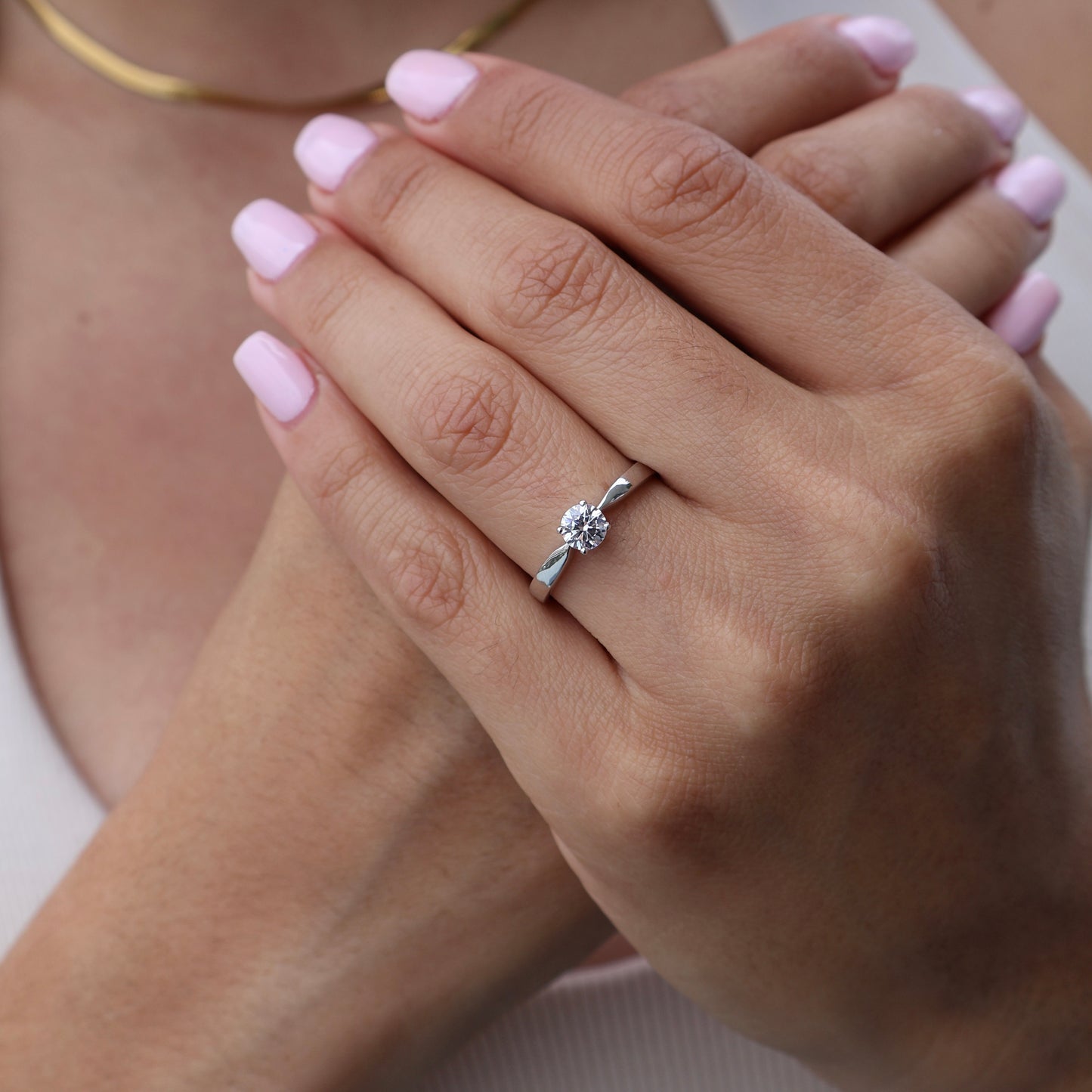 Anillo en Oro Blanco 10k con Circonias Mod. 16012