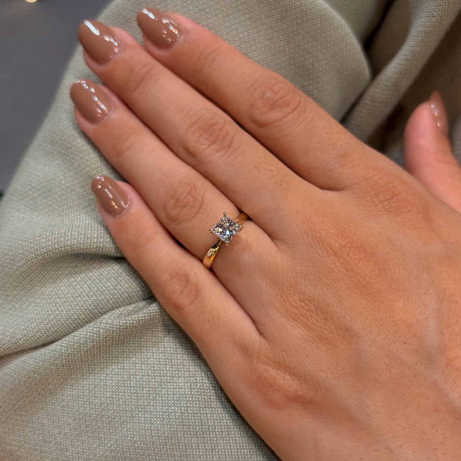 Anillo Emily en oro con diamante de laboratorio corte princess 1.00 ct