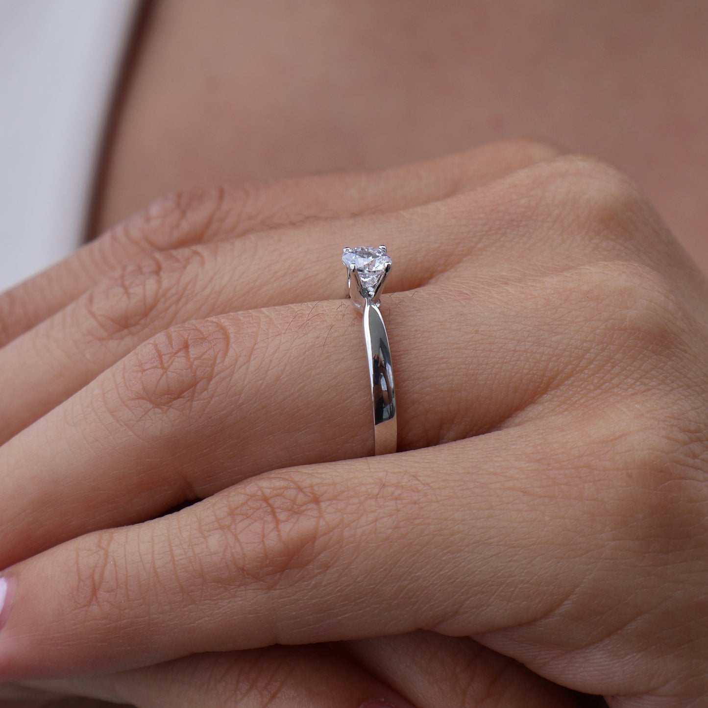 Anillo en Oro Blanco 10k con Circonias Mod. 16012