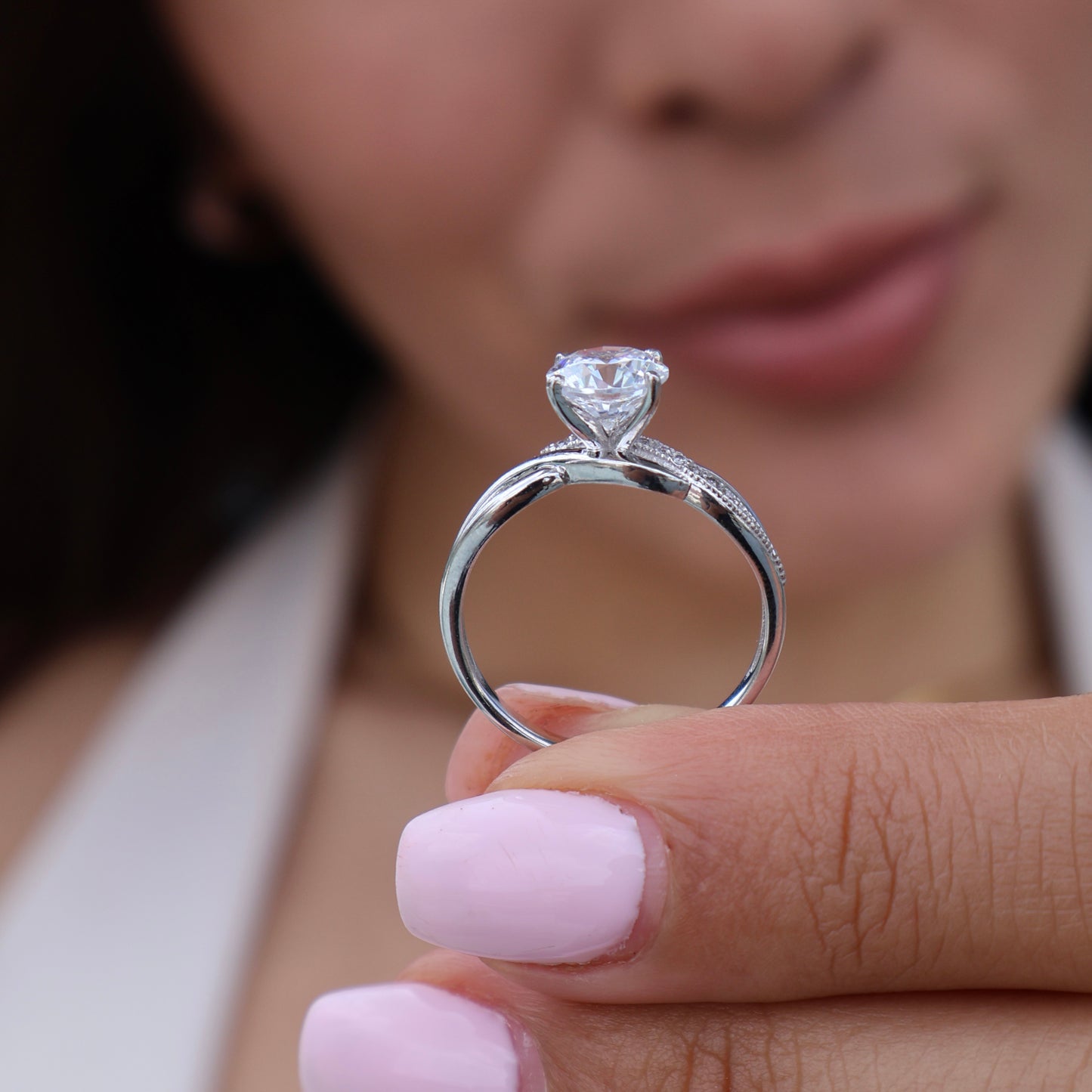 Anillo en Oro Blanco 10k con Circonias Mod. 16009