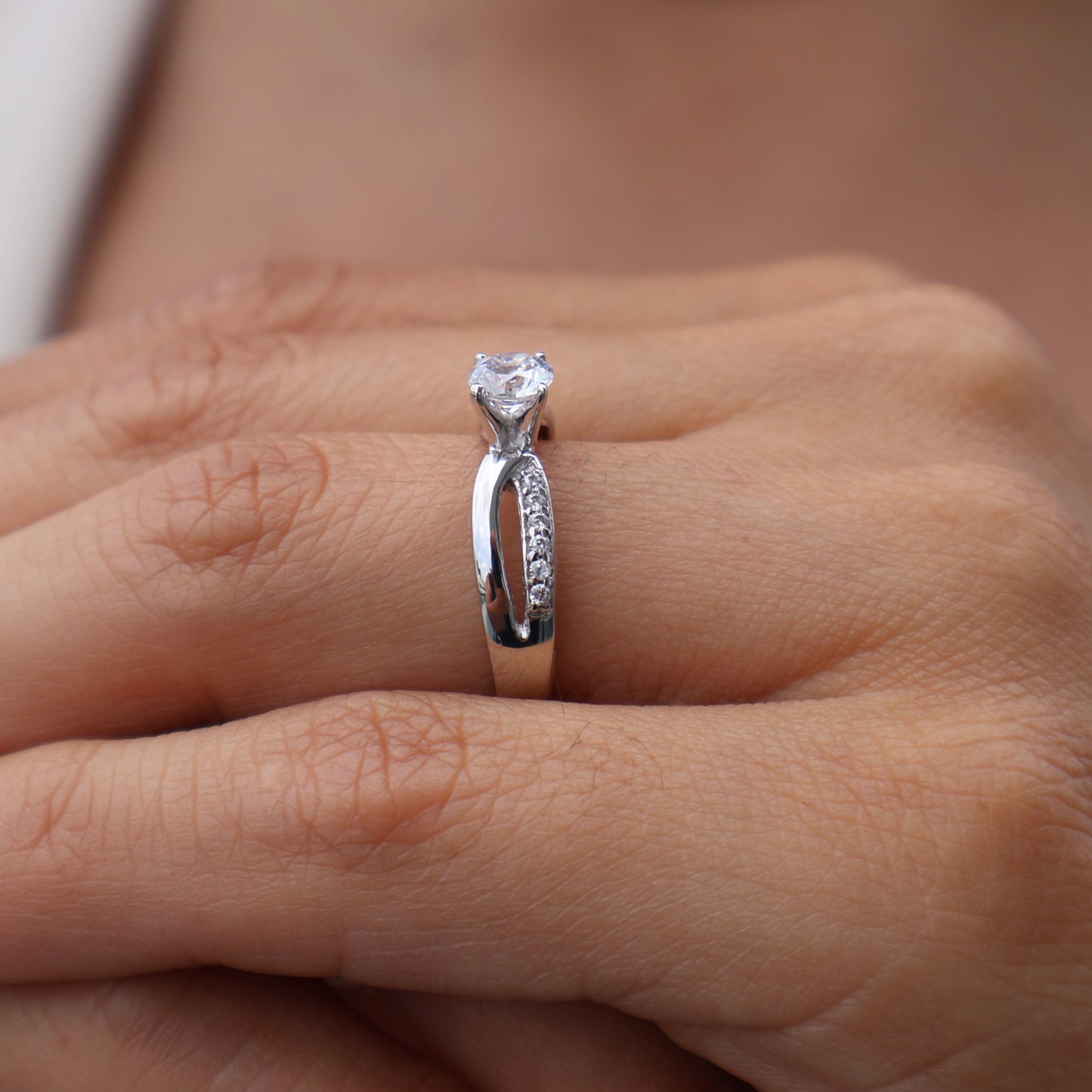 Anillo en Oro Blanco 14k con Circonias Mod.16014
