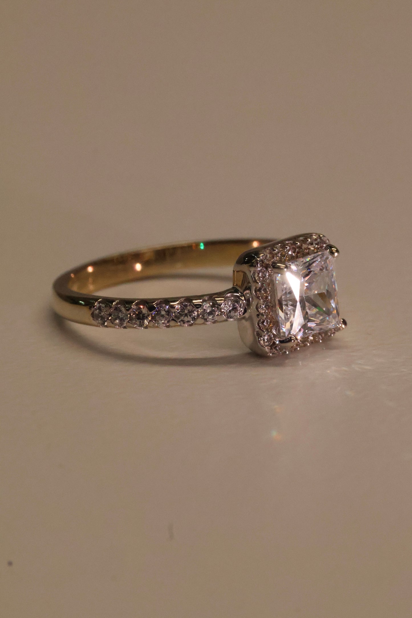Anillo en Oro Blanco 14k con Circonia Mod. 16049