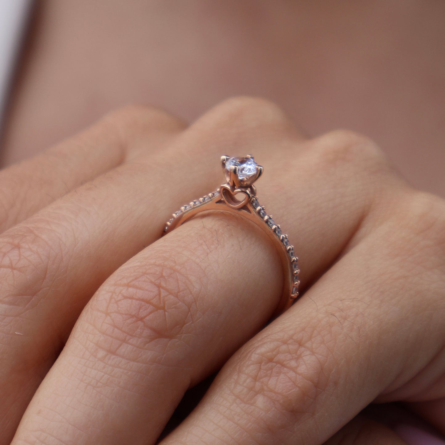 Anillo Arnel en oro rosa 10k con circonias