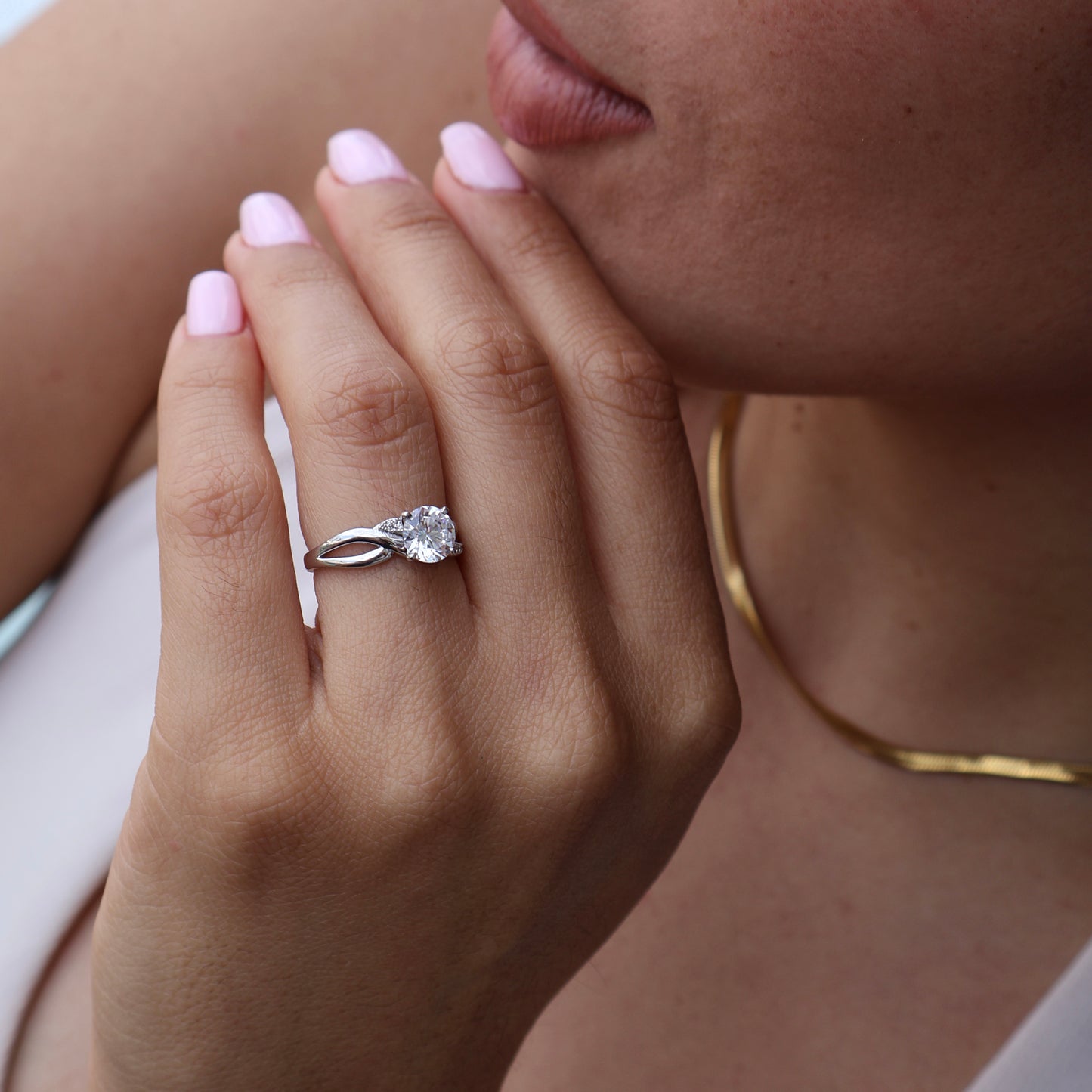 Anillo en Oro Blanco 10k con Circonias Mod. 16009