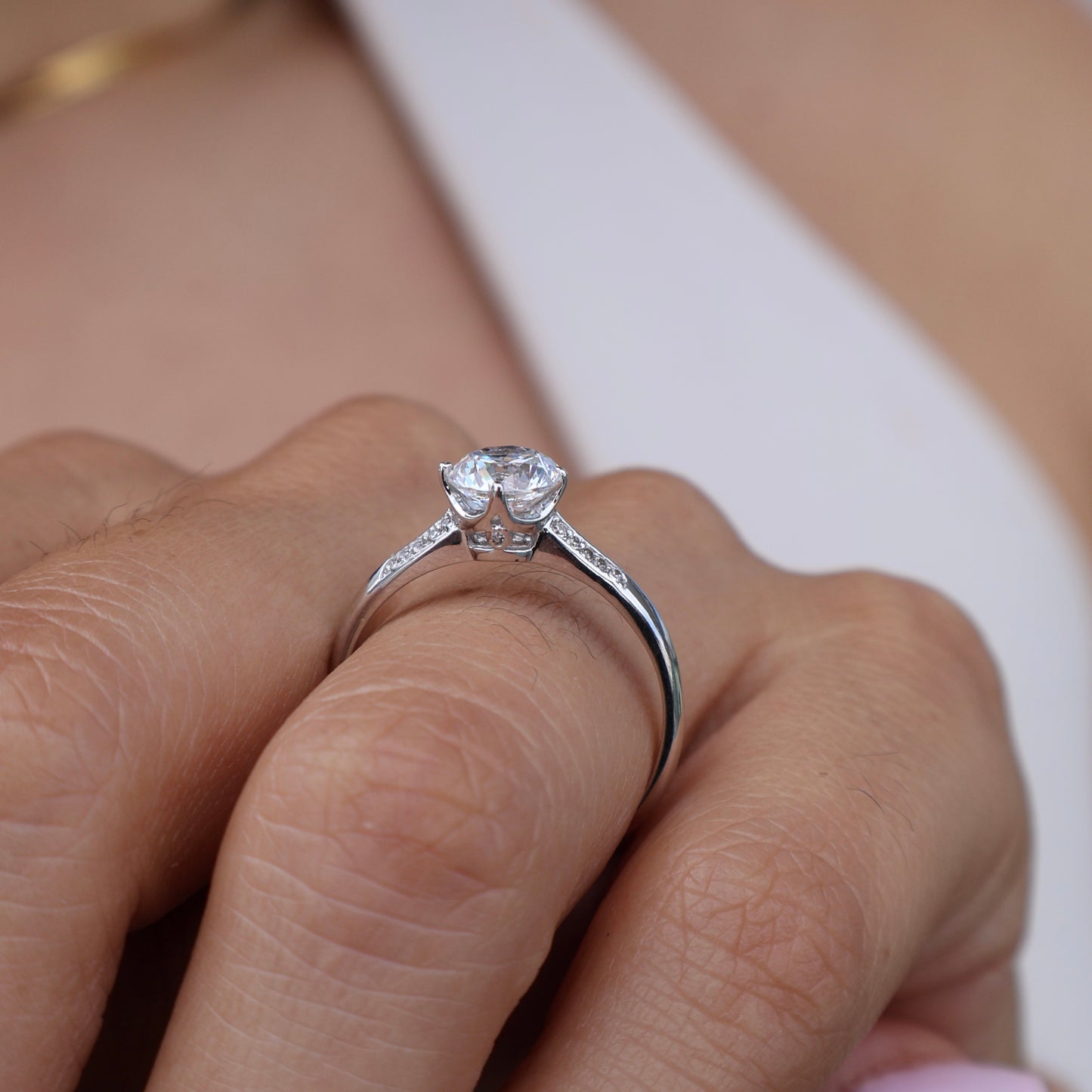 Anillo en Oro Blanco 10k con Circonias Mod. 16011