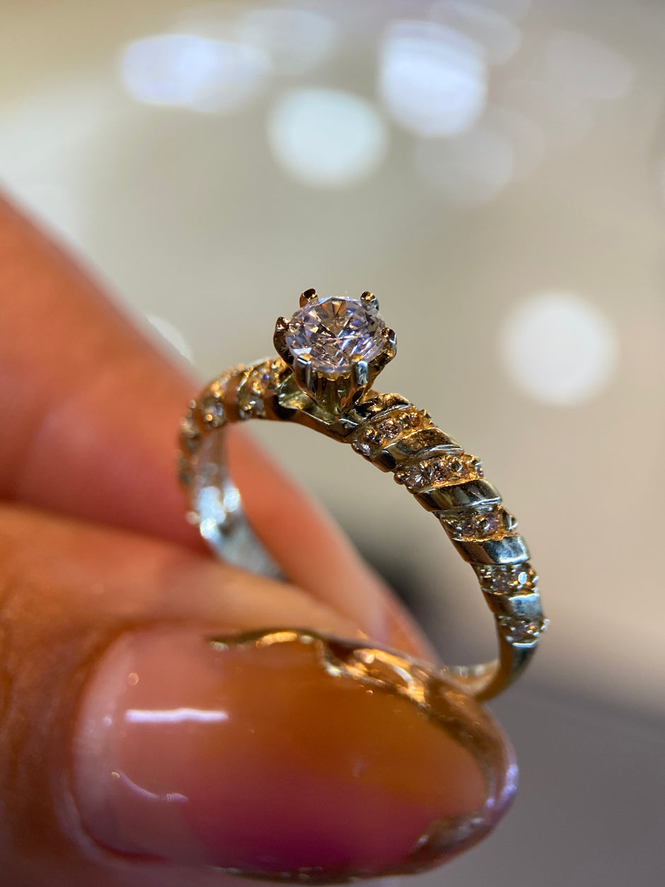 Anillo en Oro Amarillo 10k con Circonias Mod. 15221