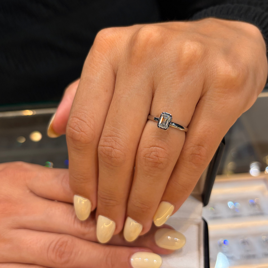 Anillo Ariadne en oro con diamante de laboratorio corte esmeralda 0.50 ct