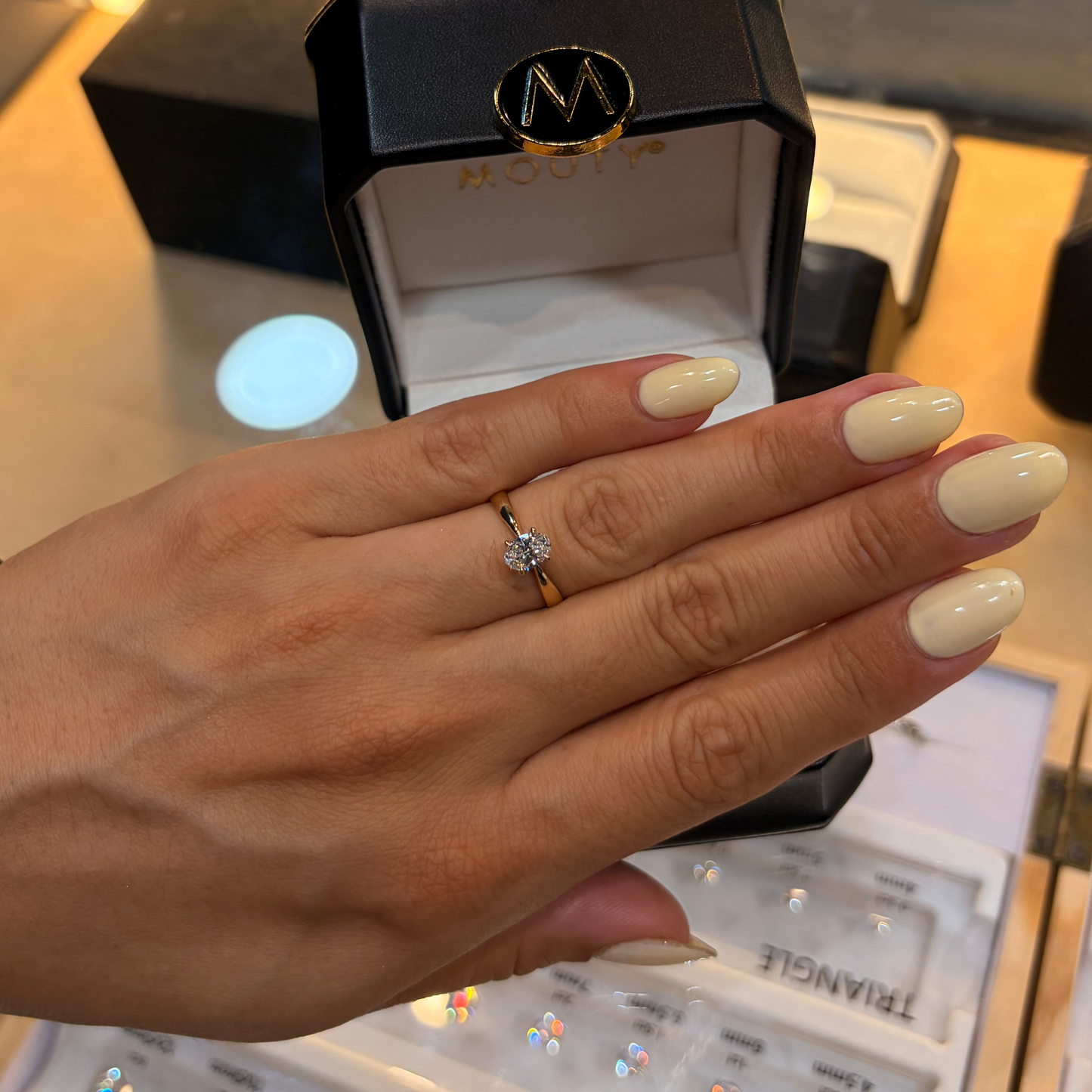 Anillo Emily en oro con diamante de laboratorio corte oval 0.50 ct
