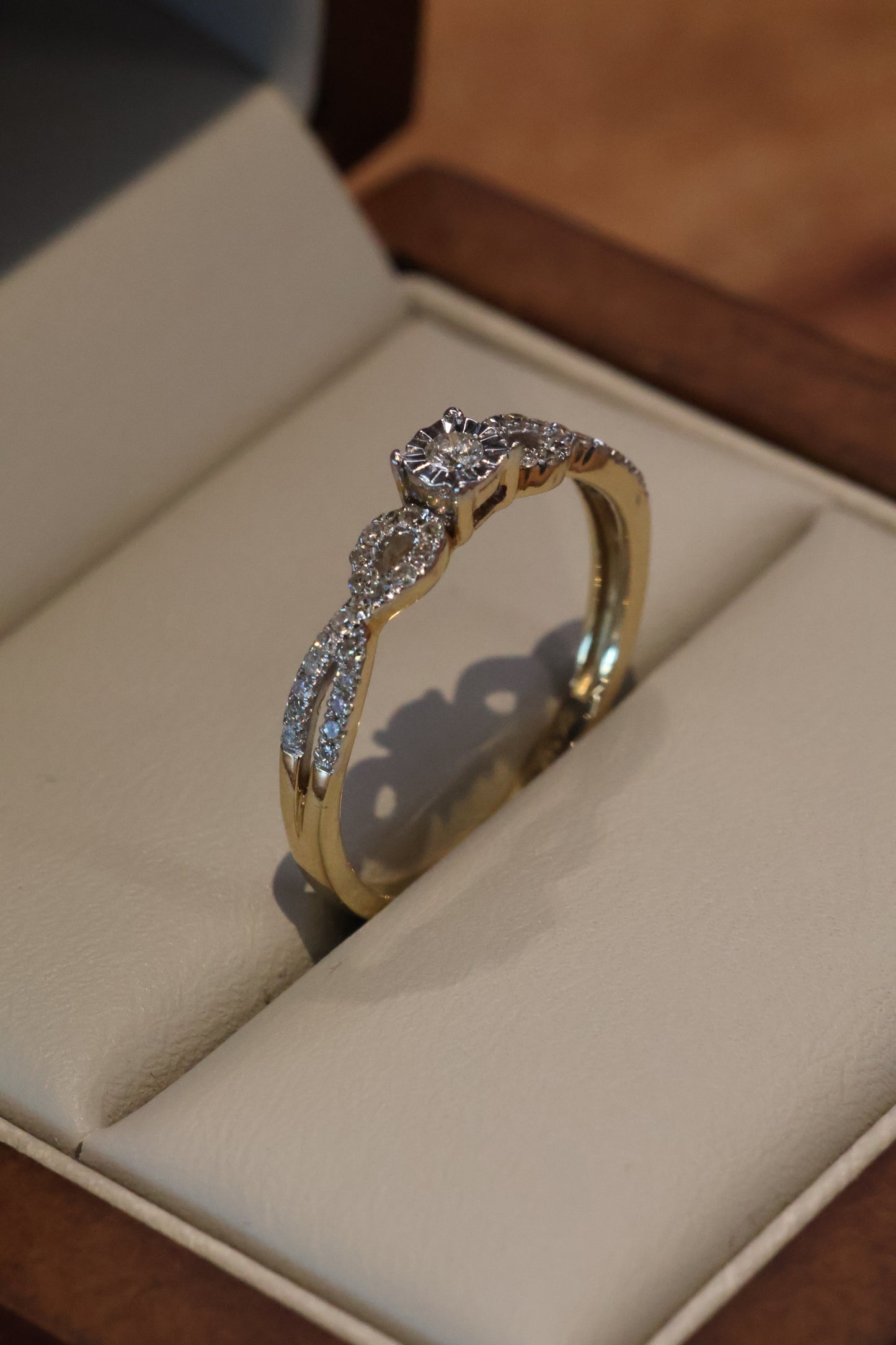 Anillo Of2141 en oro amarillo 14k con diamante natural .20cts