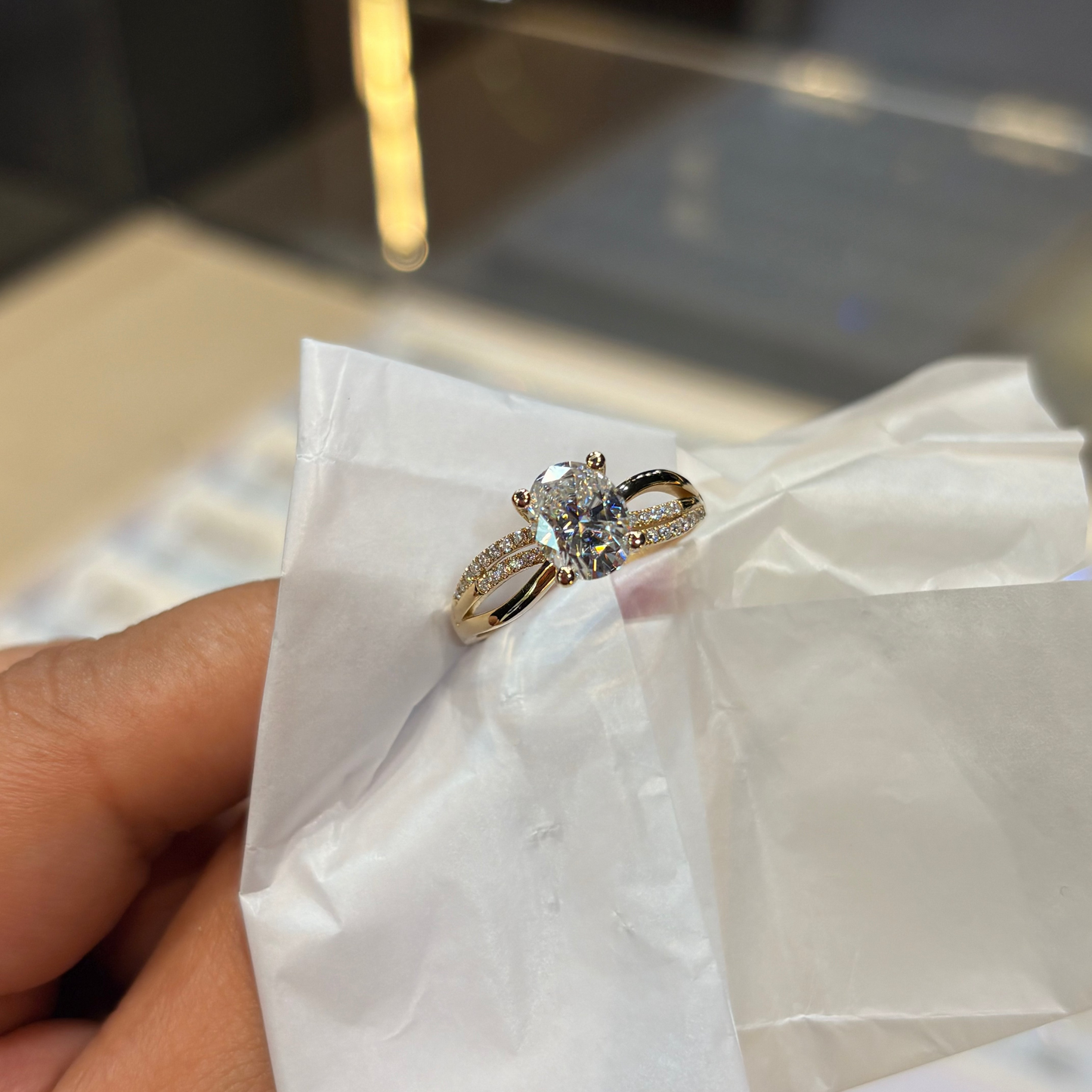Anillo Athenas en oro con diamante de laboratorio corte oval 2.00 ct