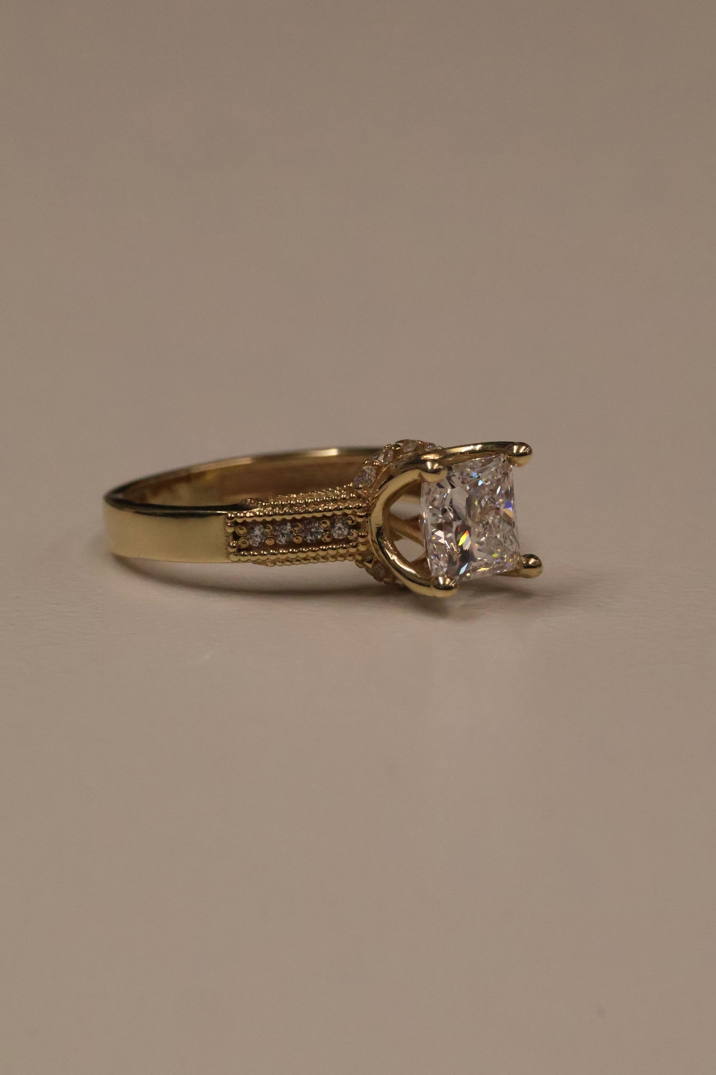 Anillo de compromiso en Oro