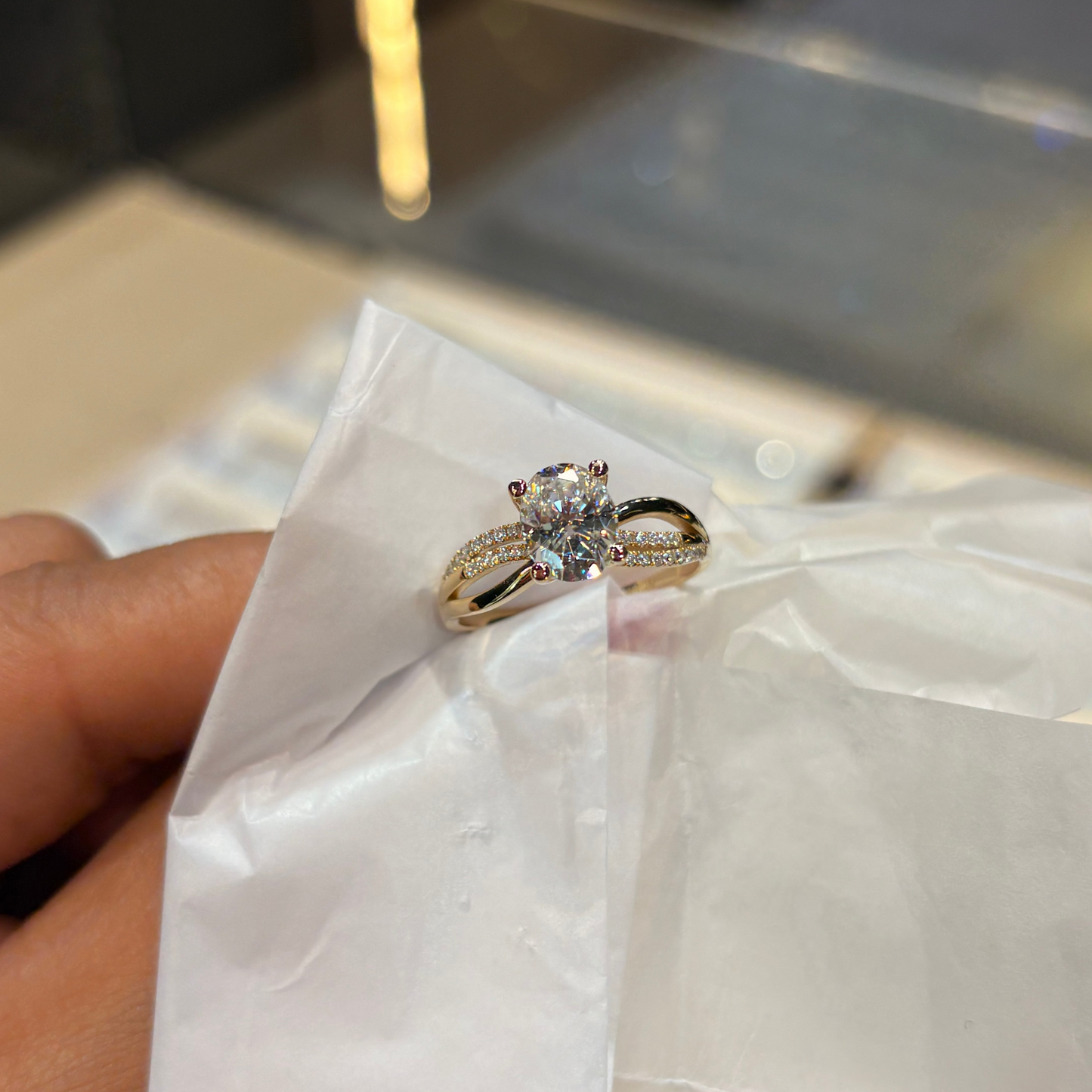 Anillo Athenas en oro con diamante de laboratorio corte oval 2.00 ct