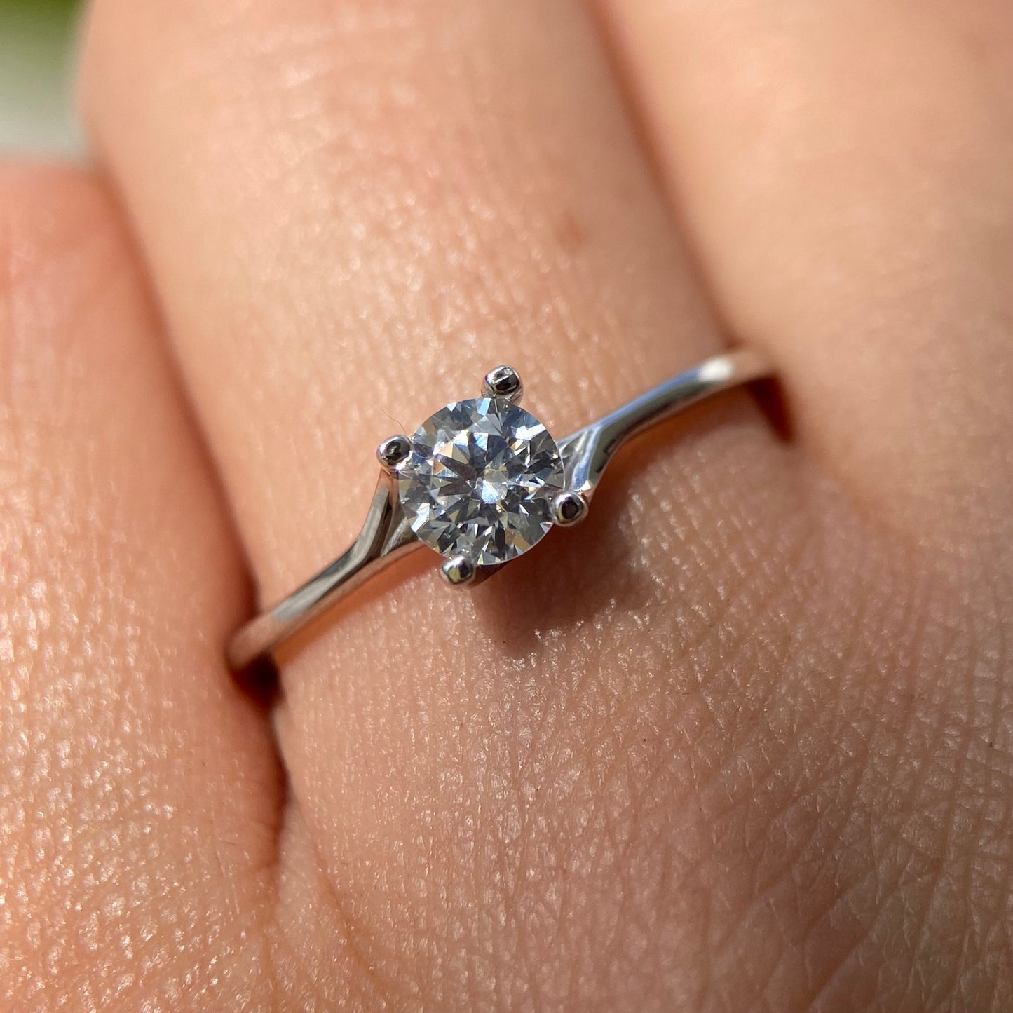 14K white gold ring with white zirconias Cod: MAN265
