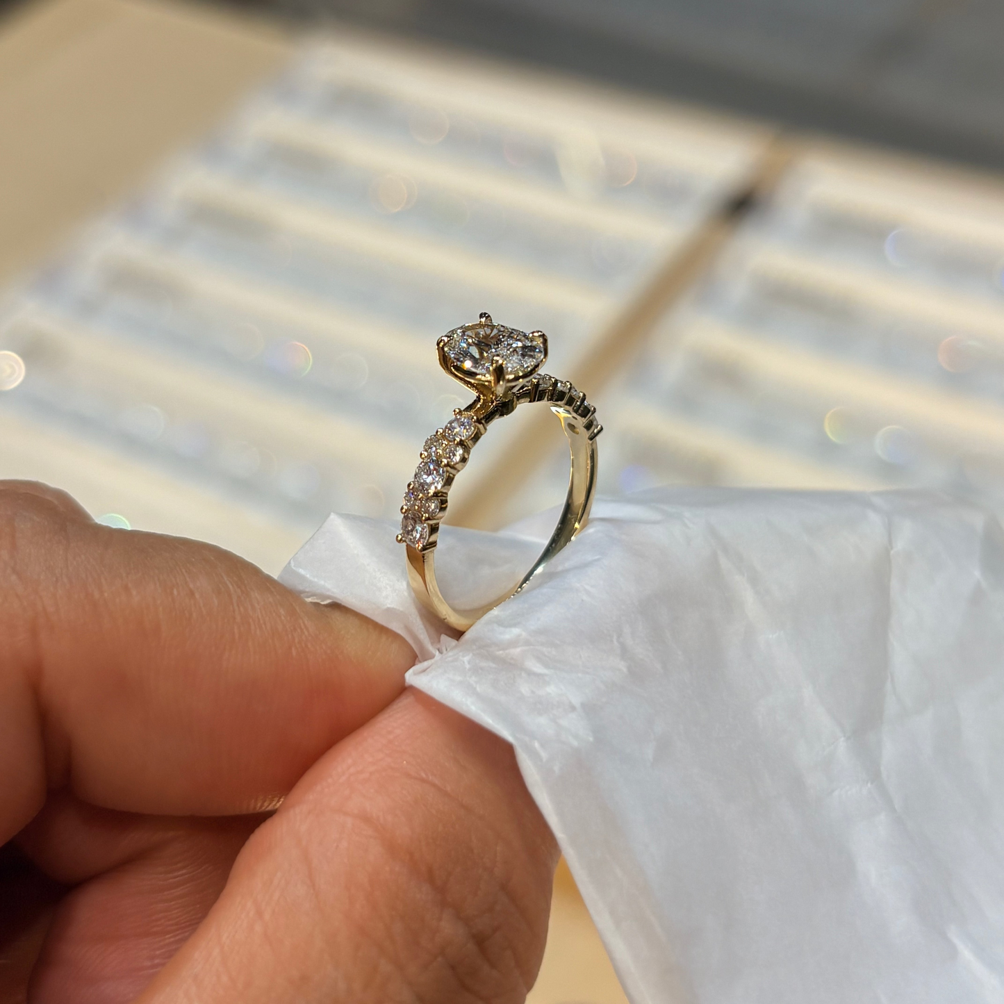 Anillo Danna en oro con diamante de laboratorio corte oval 1.00 ct
