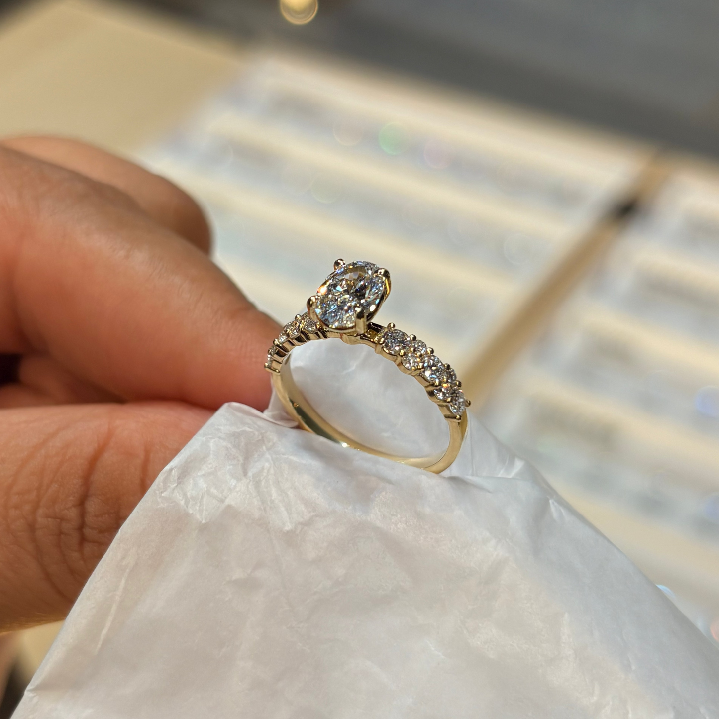 Anillo Danna en oro con diamante de laboratorio corte oval 1.00 ct