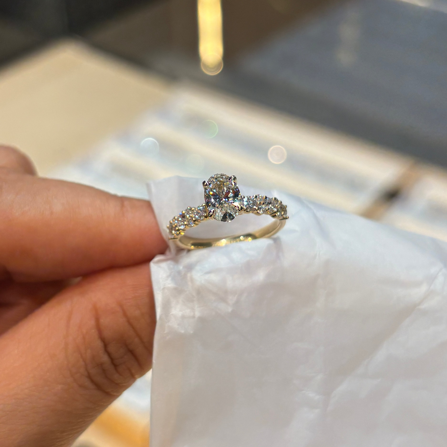 Anillo Danna en oro con diamante de laboratorio corte oval 1.00 ct