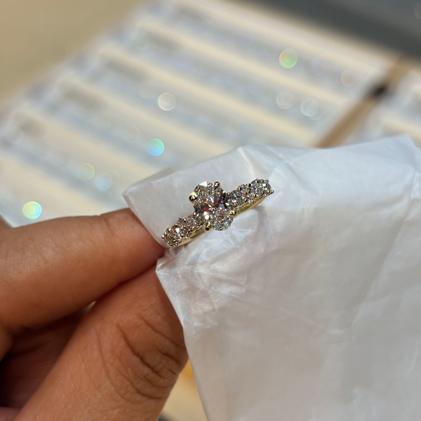 Anillo Danna en oro con diamante de laboratorio corte oval 1.00 ct