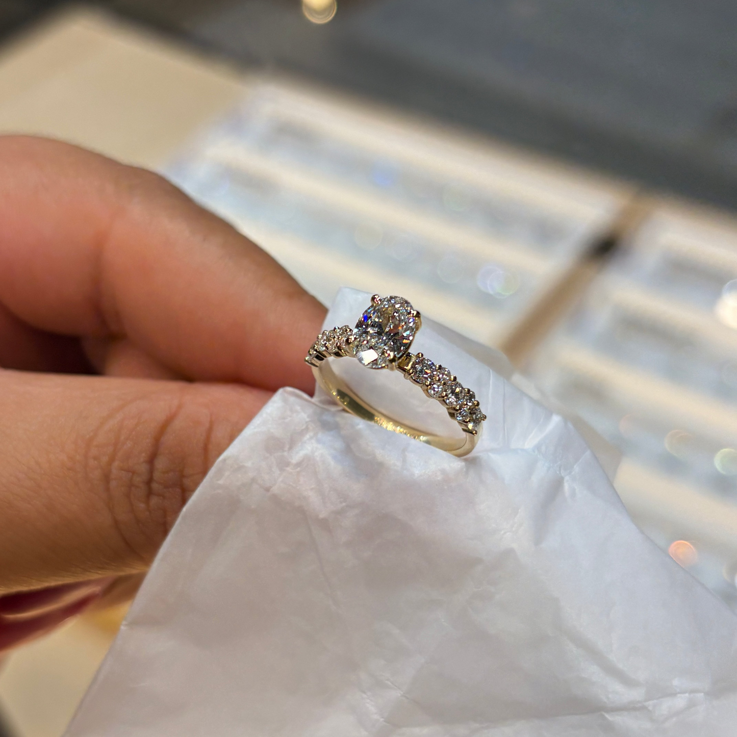 Anillo Danna en oro con diamante de laboratorio corte oval 1.00 ct