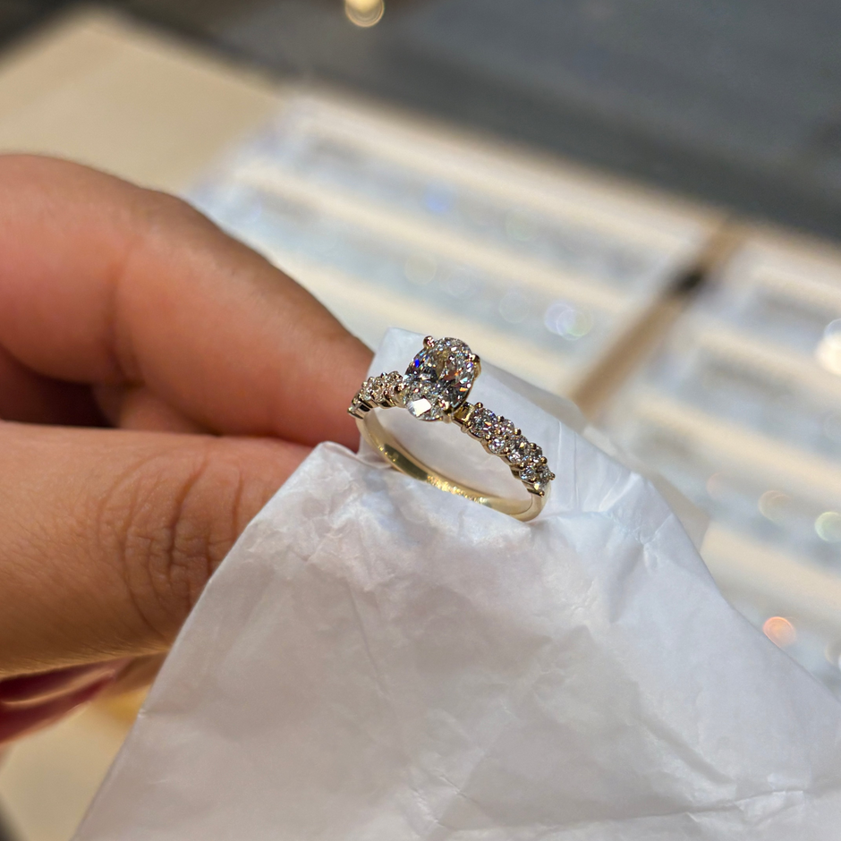 Anillo Danna en oro con diamante de laboratorio corte oval 1.00 ct