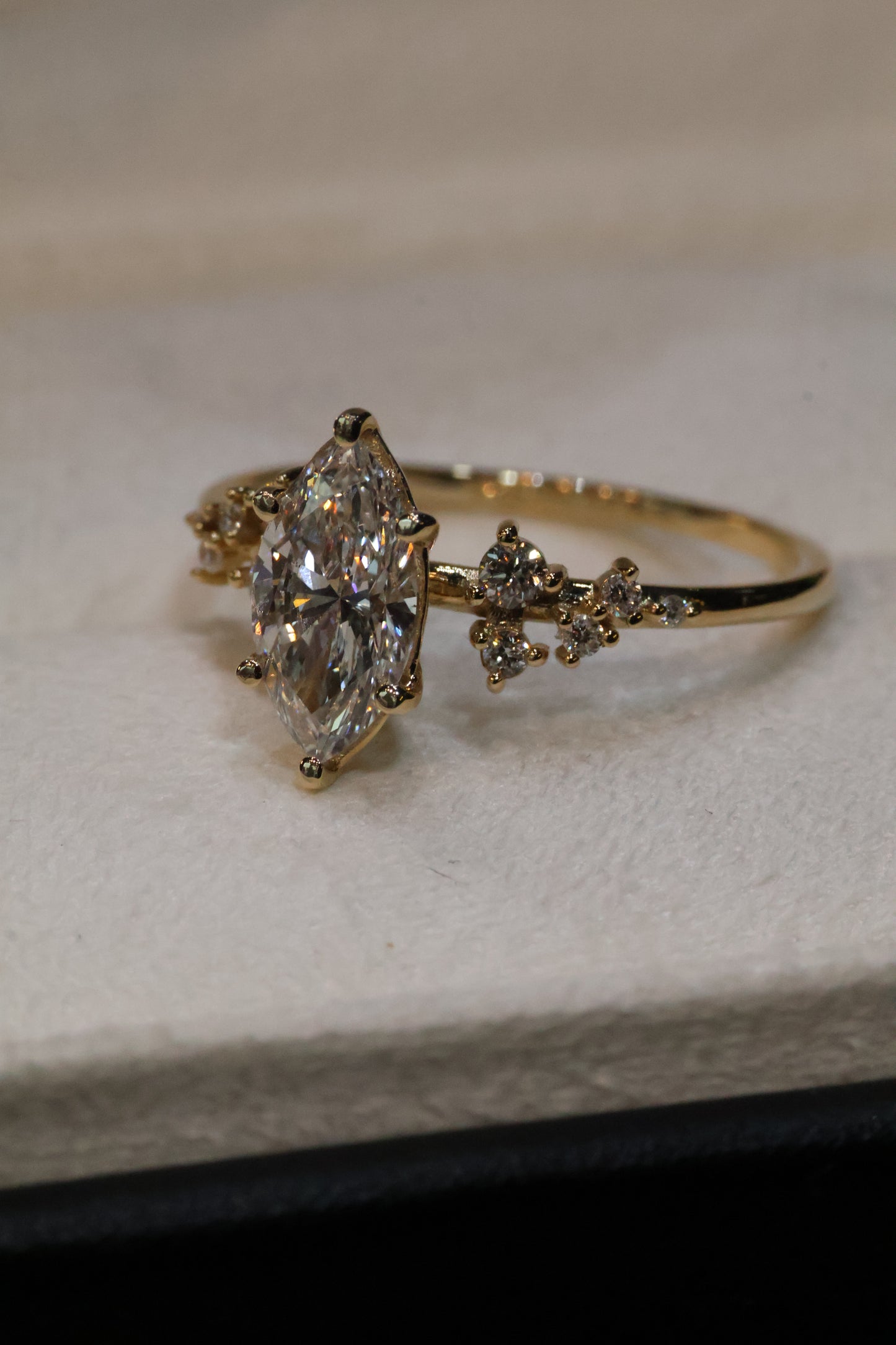 Anillo Ariel en oro con diamante de laboratorio corte marquise 1.00 ct