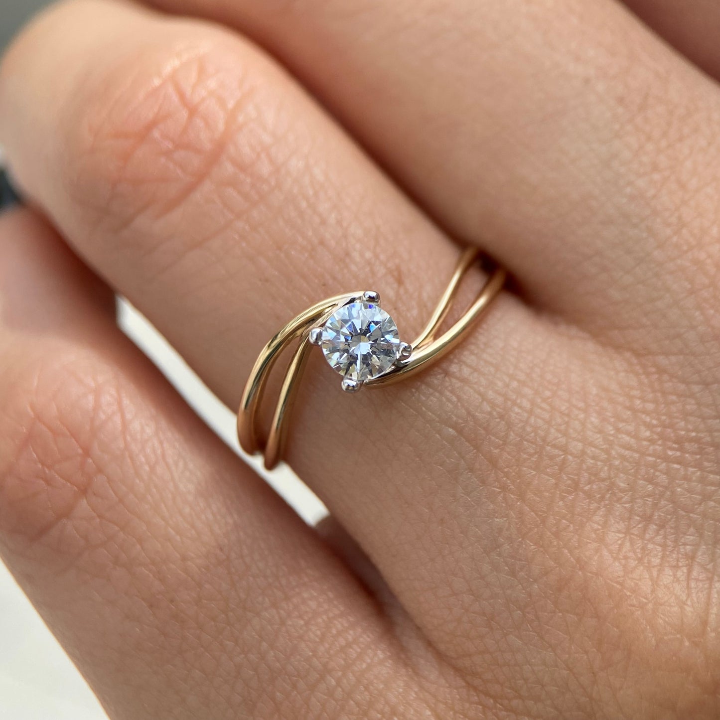 10K yellow gold ring with white zirconias Cod: MAN239
