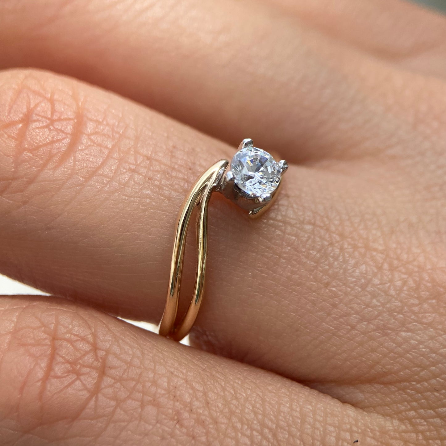 10K yellow gold ring with white zirconias Cod: MAN239