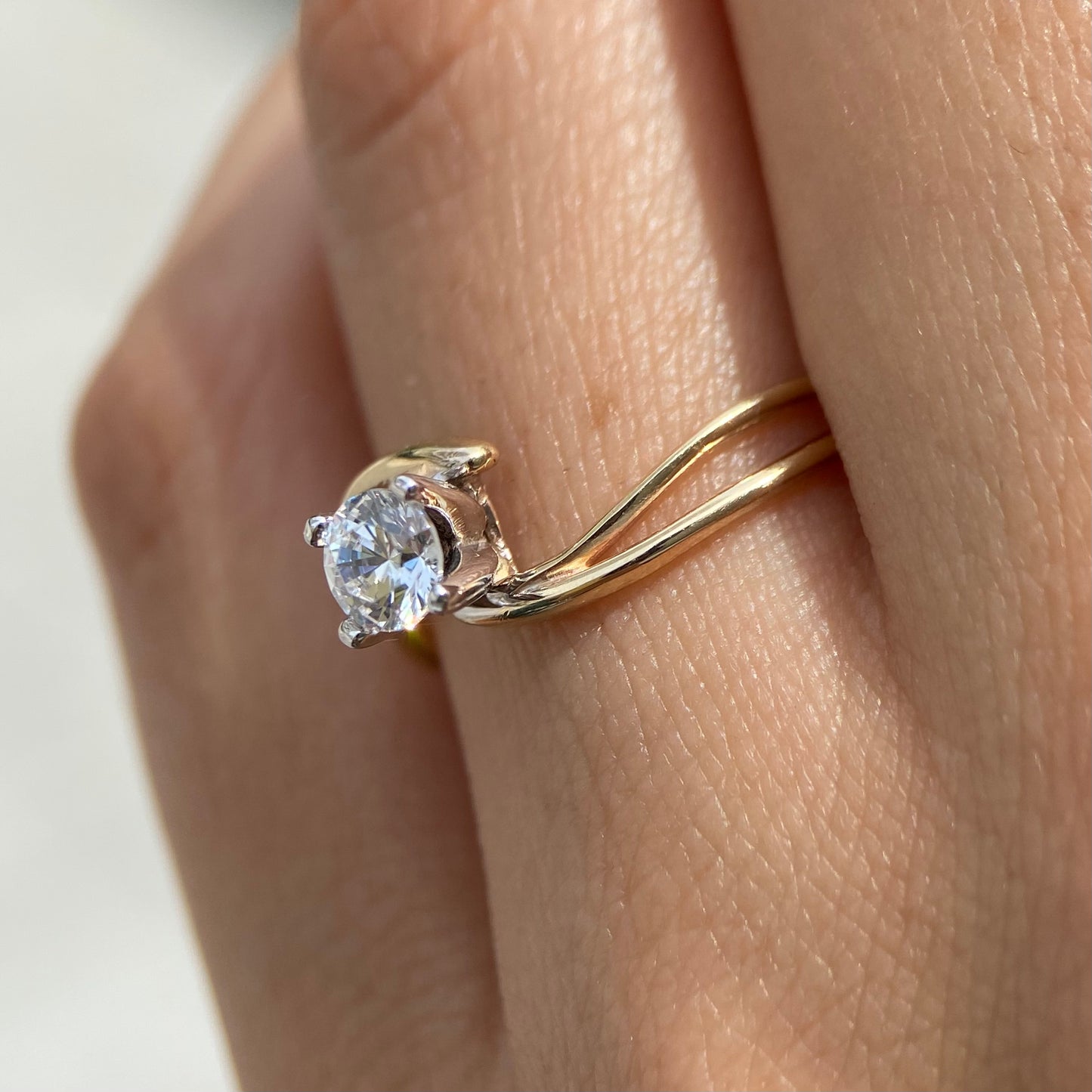 10K yellow gold ring with white zirconias Cod: MAN239