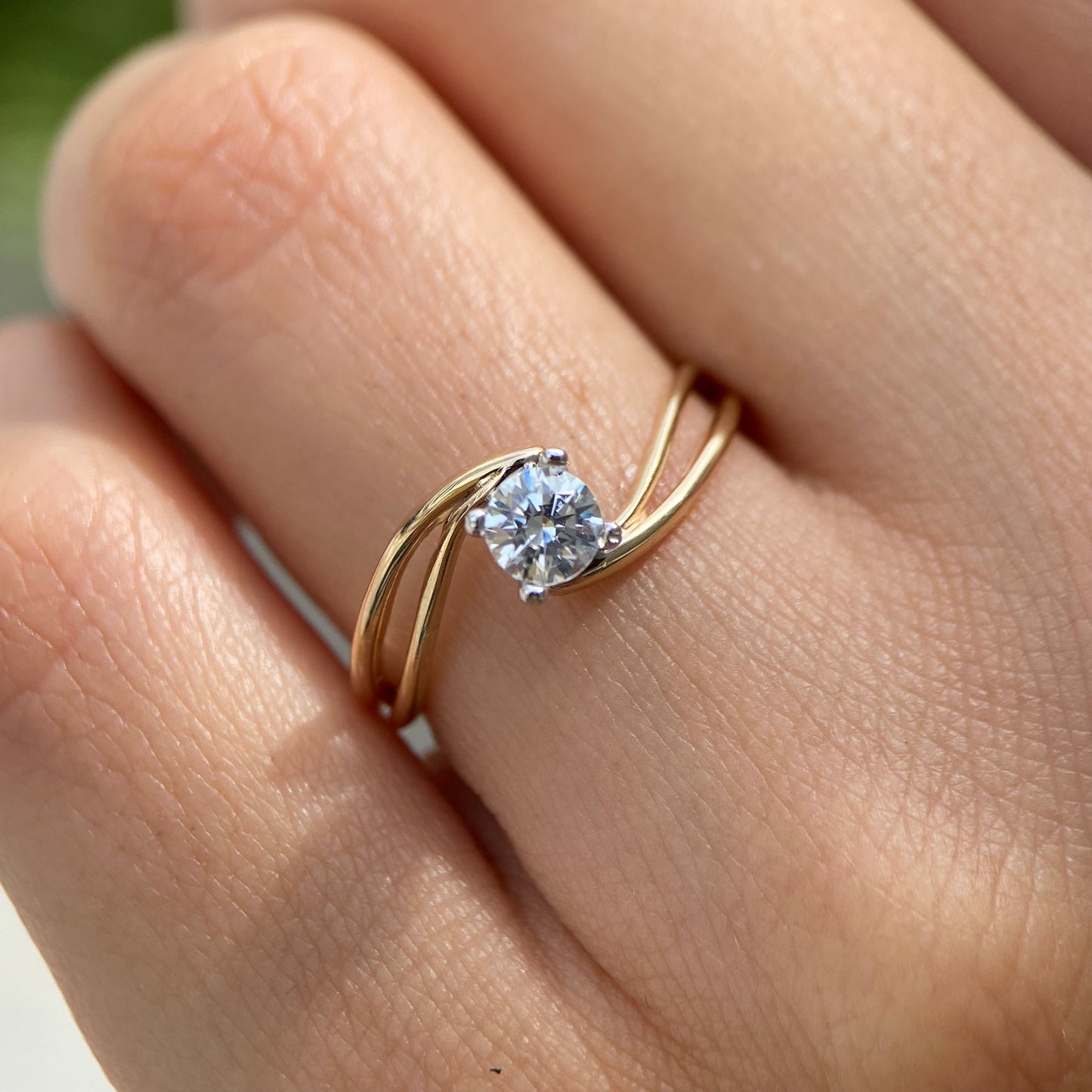 10K yellow gold ring with white zirconias Cod: MAN239