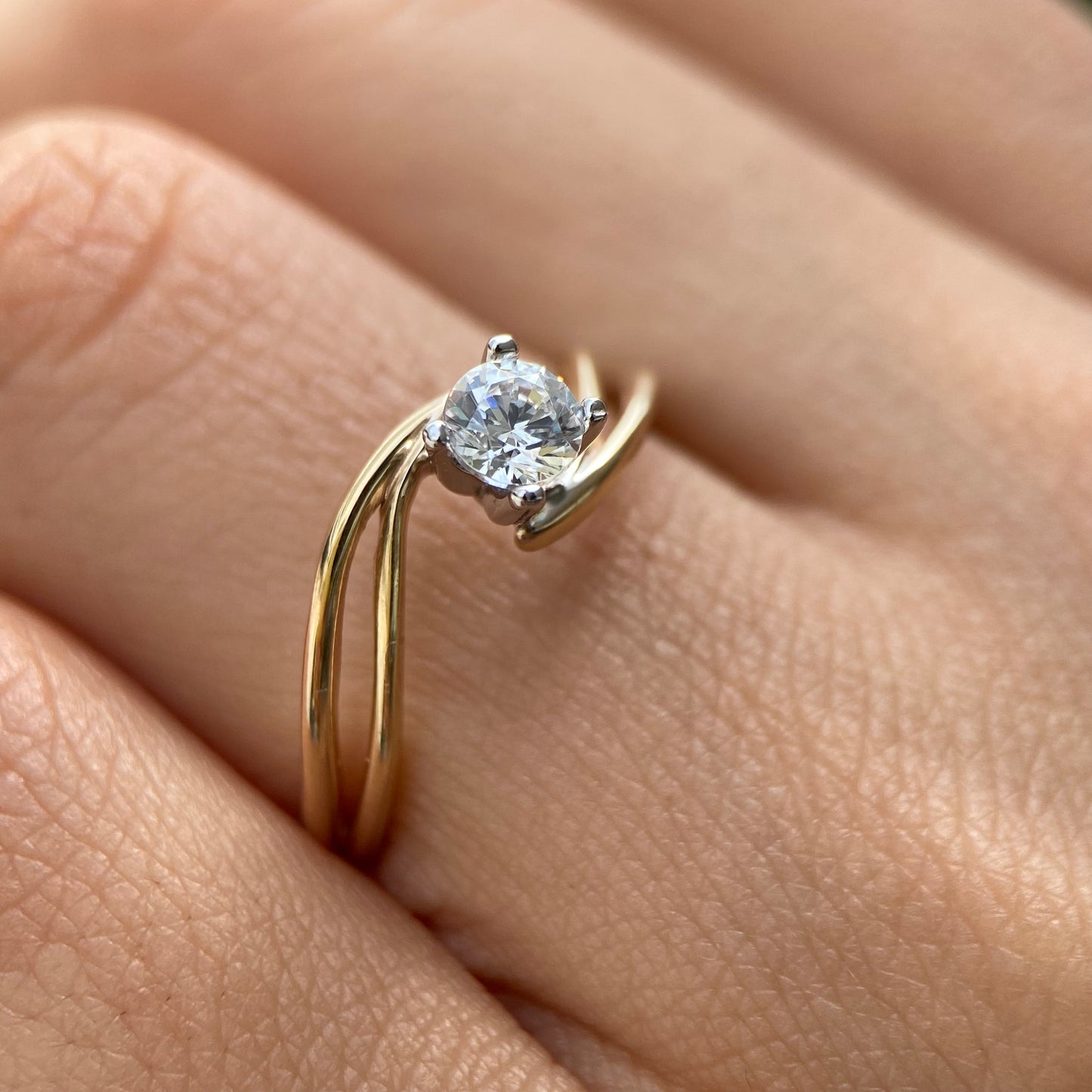 10K yellow gold ring with white zirconias Cod: MAN239
