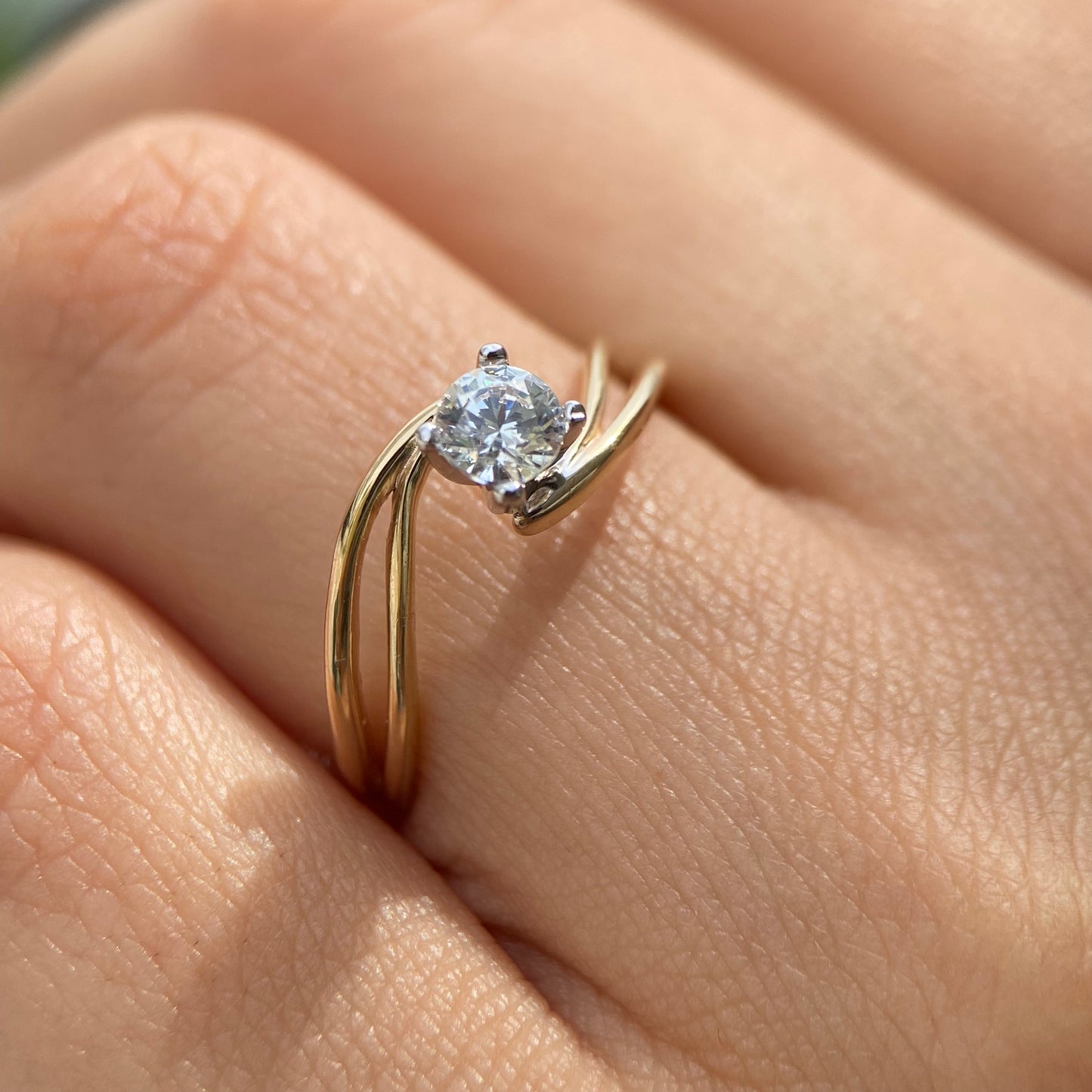 10K yellow gold ring with white zirconias Cod: MAN239