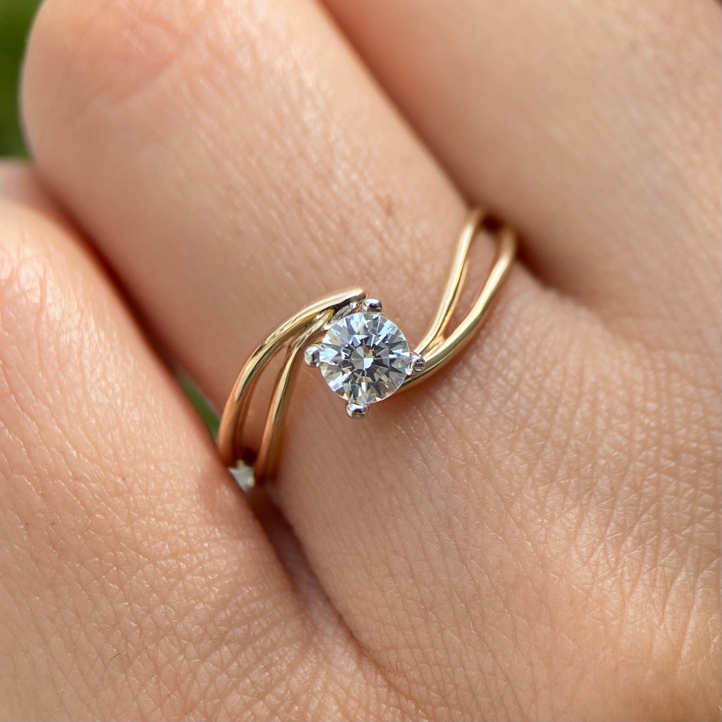 10K yellow gold ring with white zirconias Cod: MAN239