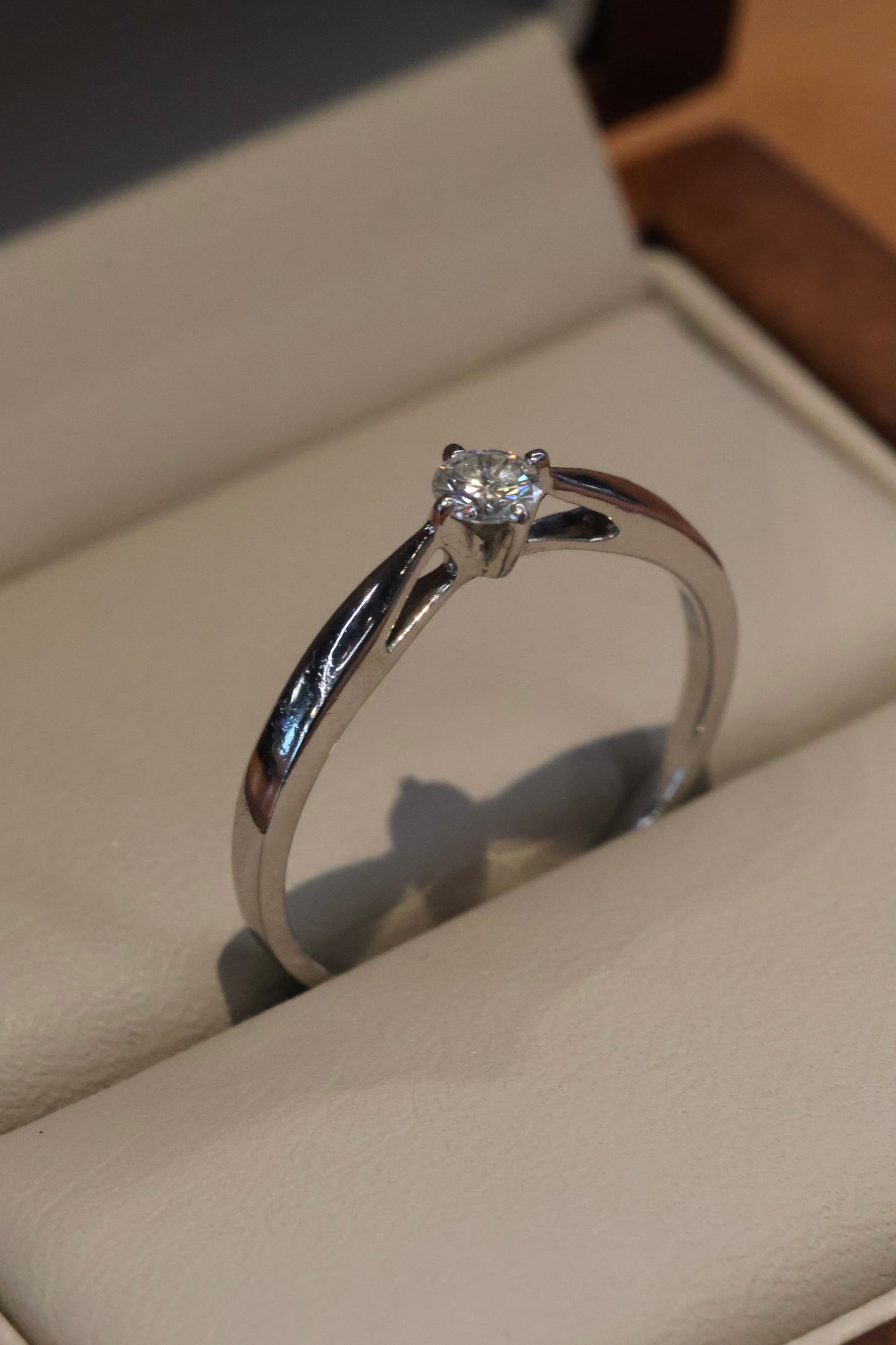 Anillo OF2165 en oro blanco 14k con diamante natural .13cts
