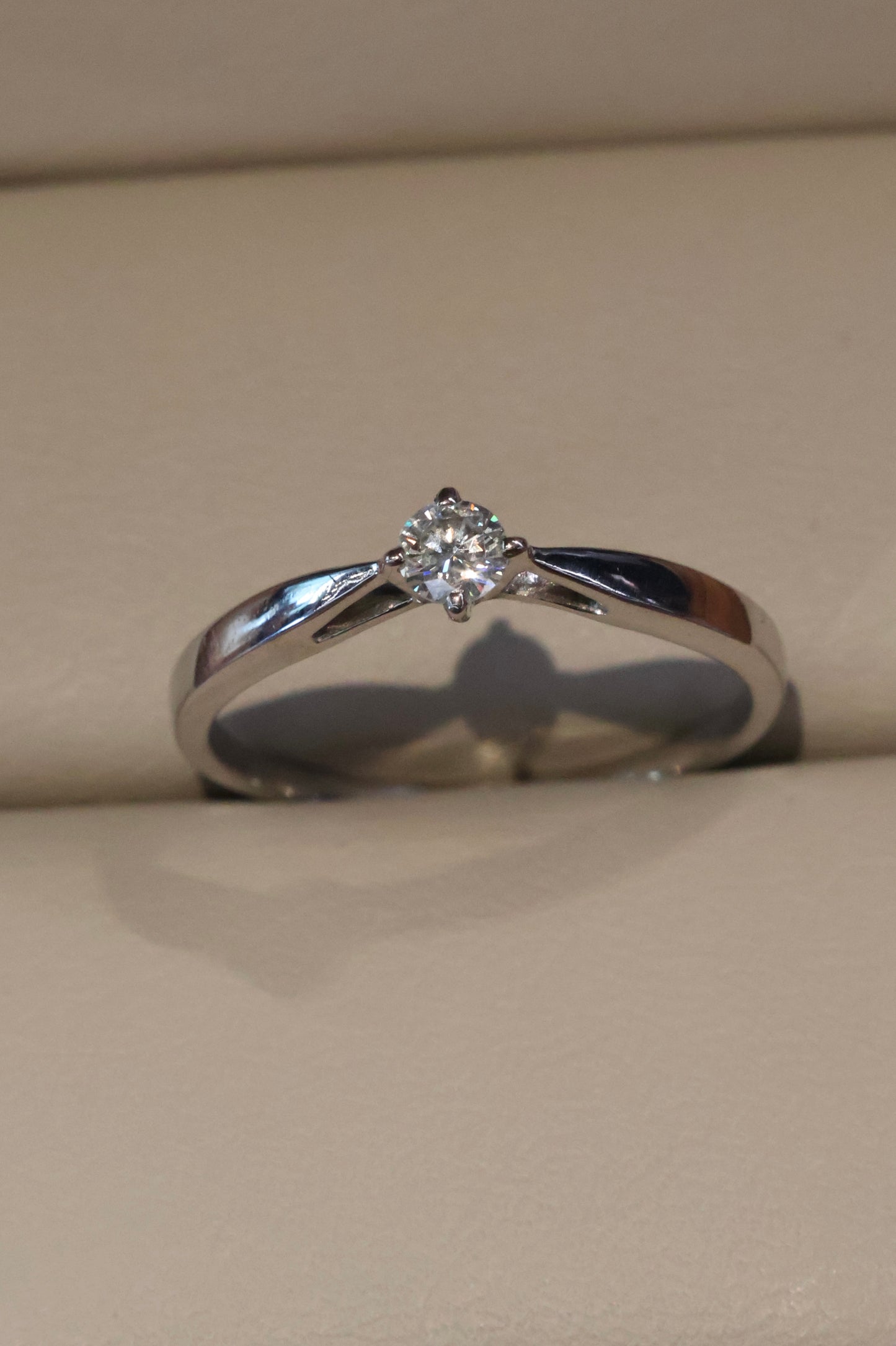 Anillo OF2165 en oro blanco 14k con diamante natural .13cts