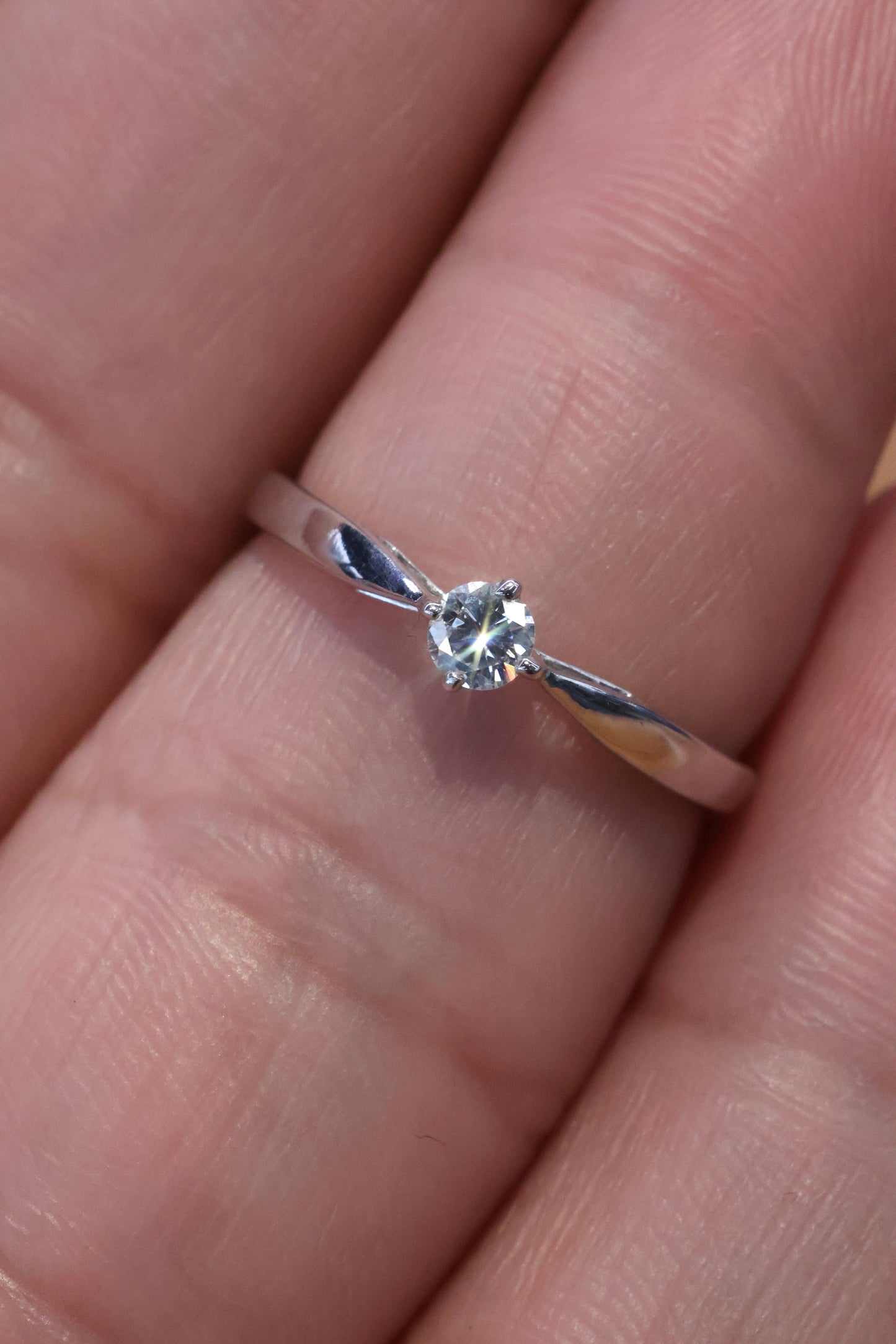 Anillo OF2165 en oro blanco 14k con diamante natural .13cts