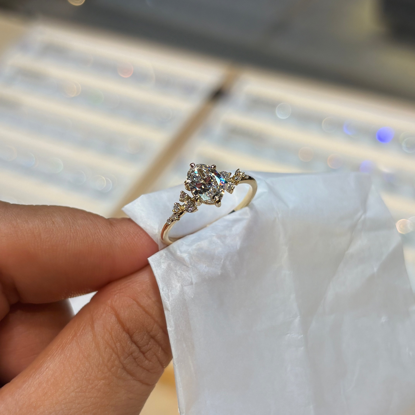 Anillo Ariel en oro con diamante de laboratorio corte Oval 1.00 ct. 6 uñas