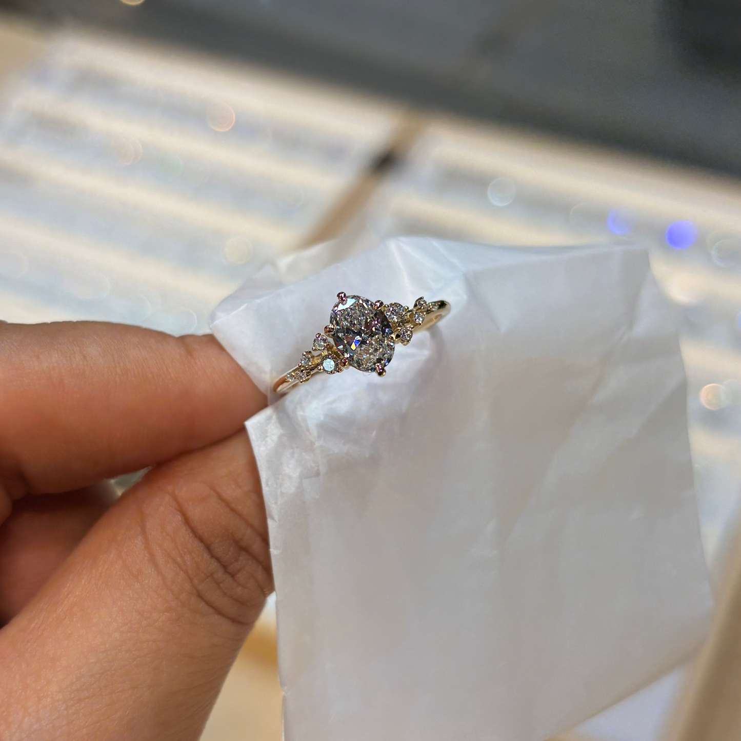 Anillo Ariel en oro con diamante de laboratorio corte Oval 1.00 ct. 6 uñas